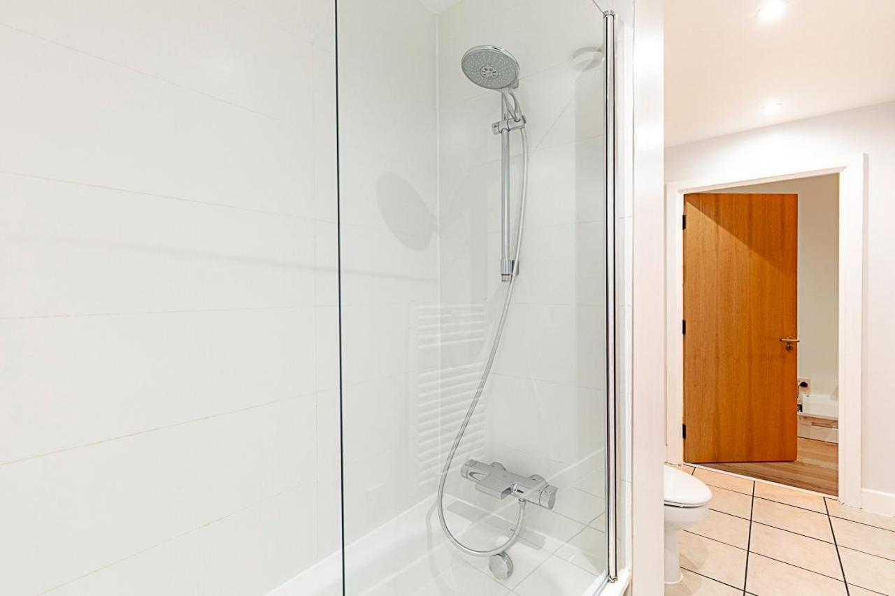 Modern Mile End Flat near Park