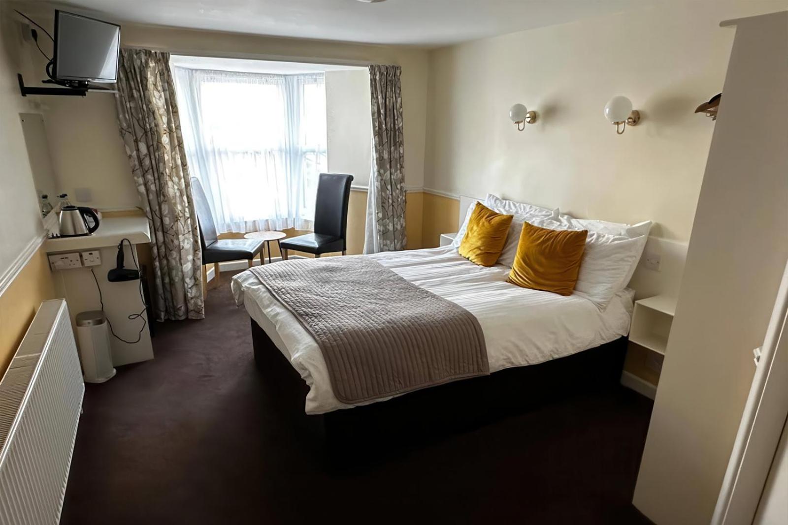 Woodstock Arms - Bar, Bed & Breakfast