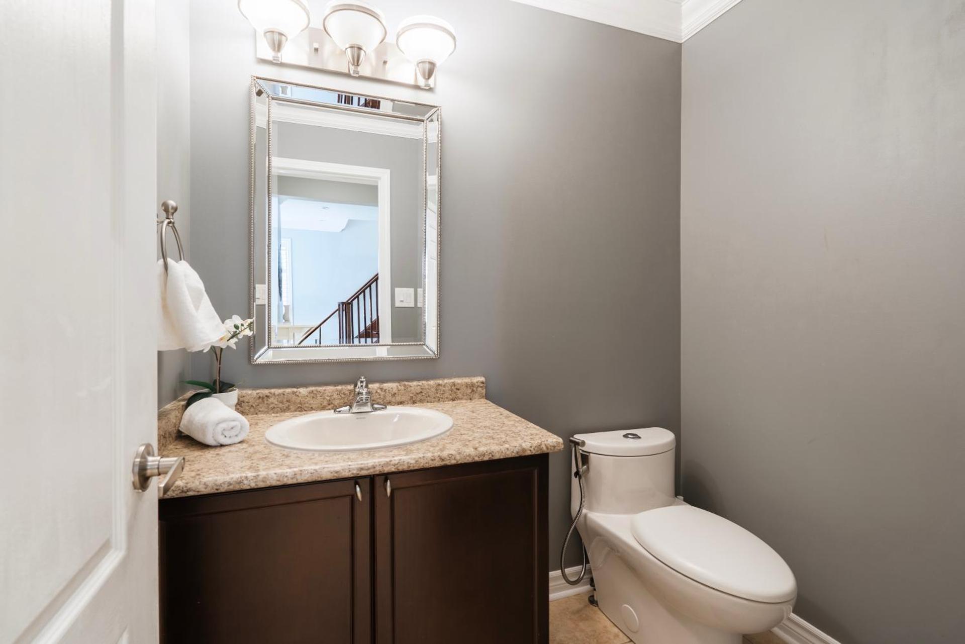 Cozy 5 Bedroom House near Toronto Airport