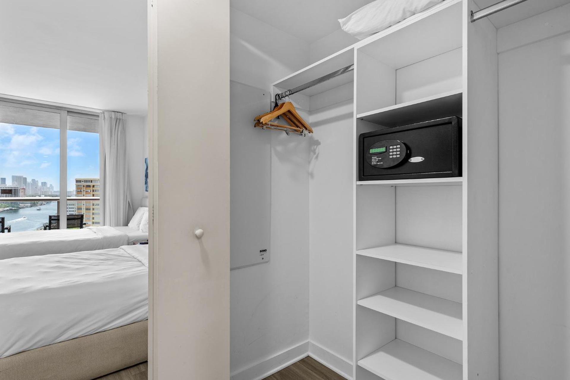 Water View Building With Pool - 5-Min Walk To The Beach - Cozy Studios