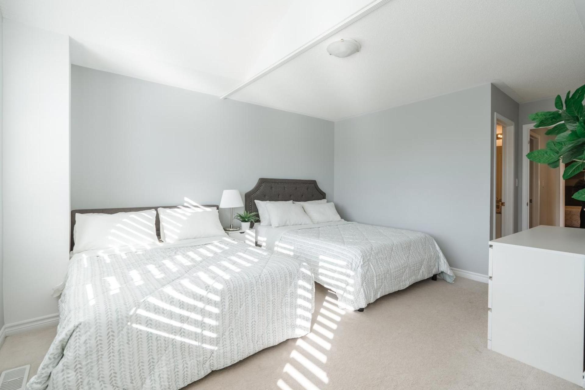 Cozy 5 Bedroom House near Toronto Airport