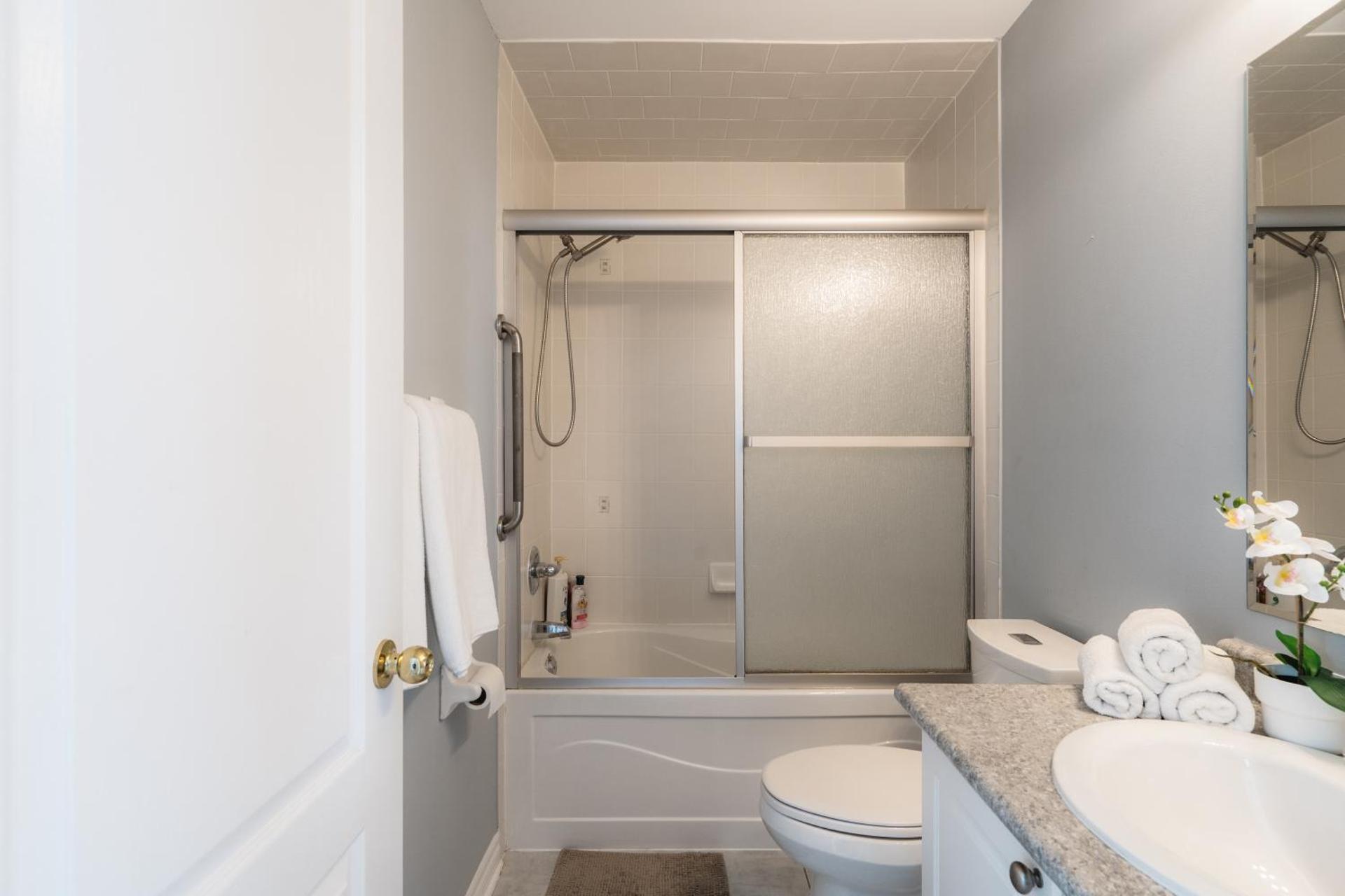 Cozy 5 Bedroom House near Toronto Airport