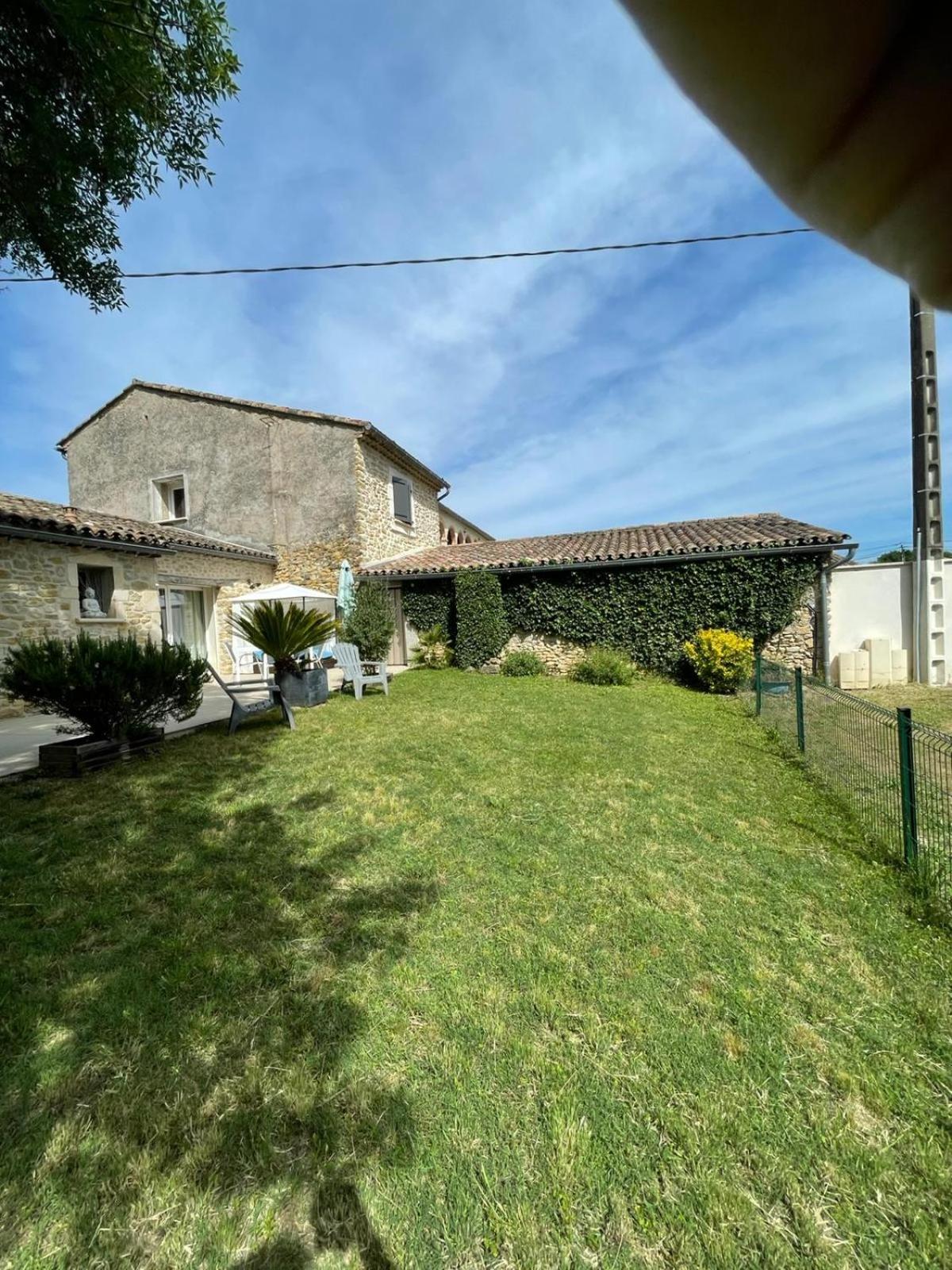 Mas en Pierre "entre Gard et Ardèche" avec jardin