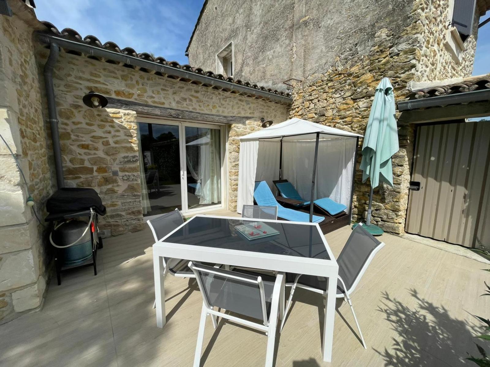 Mas en Pierre "entre Gard et Ardèche" avec jardin