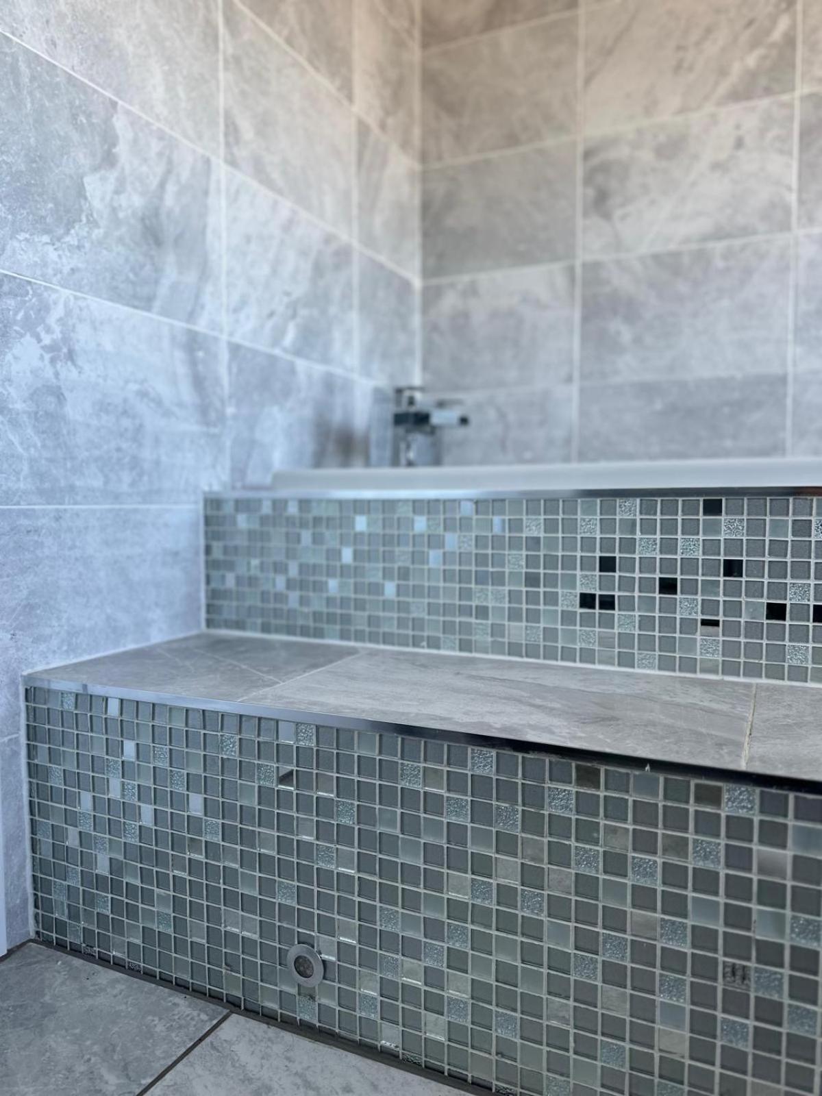 Luxury Lodge Escapes Unwind With Hot Tub