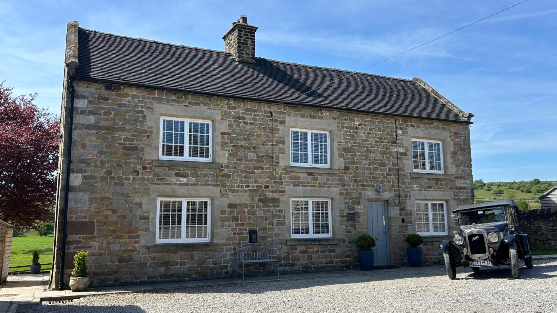 Stunning 4 Bed Peak District Farmhouse - Alton Towers, Christmas Markets, Polar Bears, Chatsworth