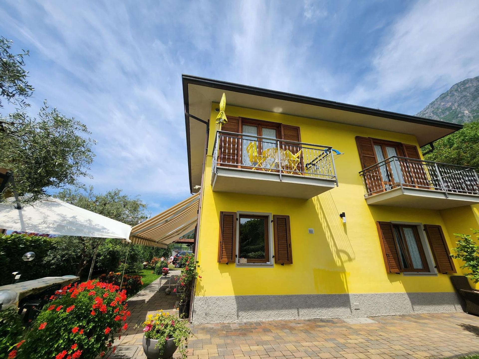 Appartamento L'ulivo 5 chilometri da Varenna vista lago in via privata