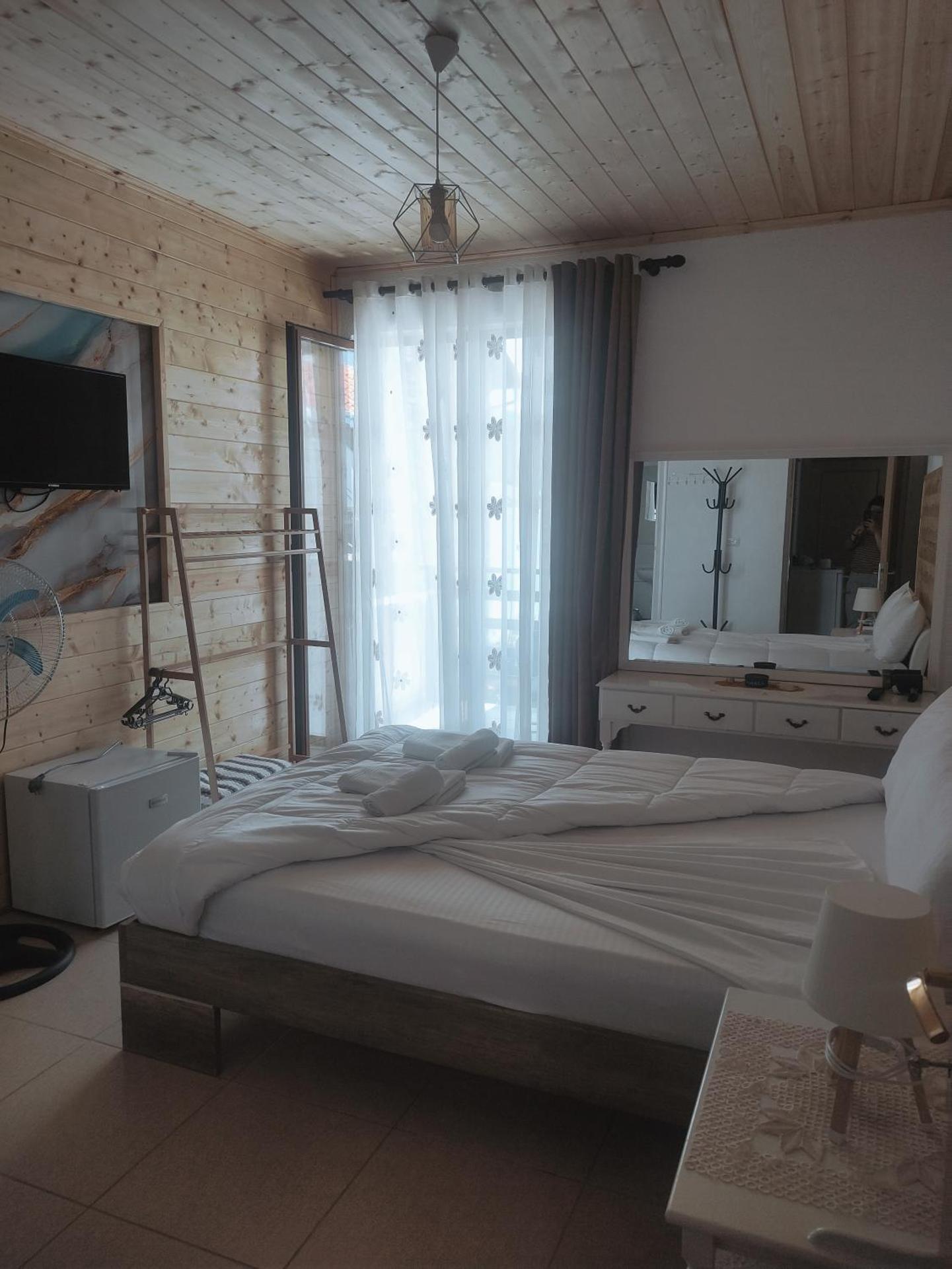 ERDA LAKESIDE Guesthouse