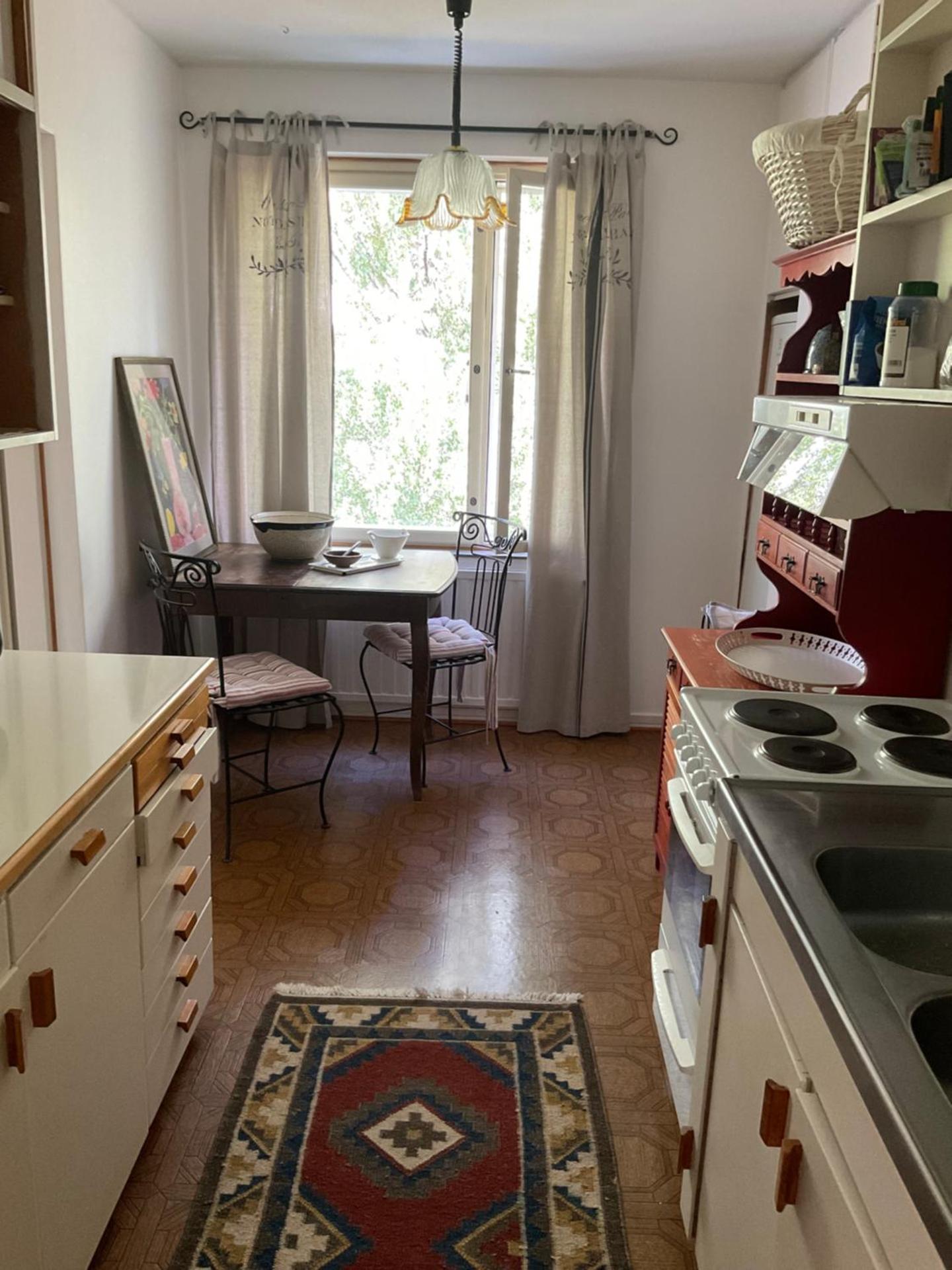 Makuuhuone retrohenkisessä taiteilijakodissa - Tampere Kaleva