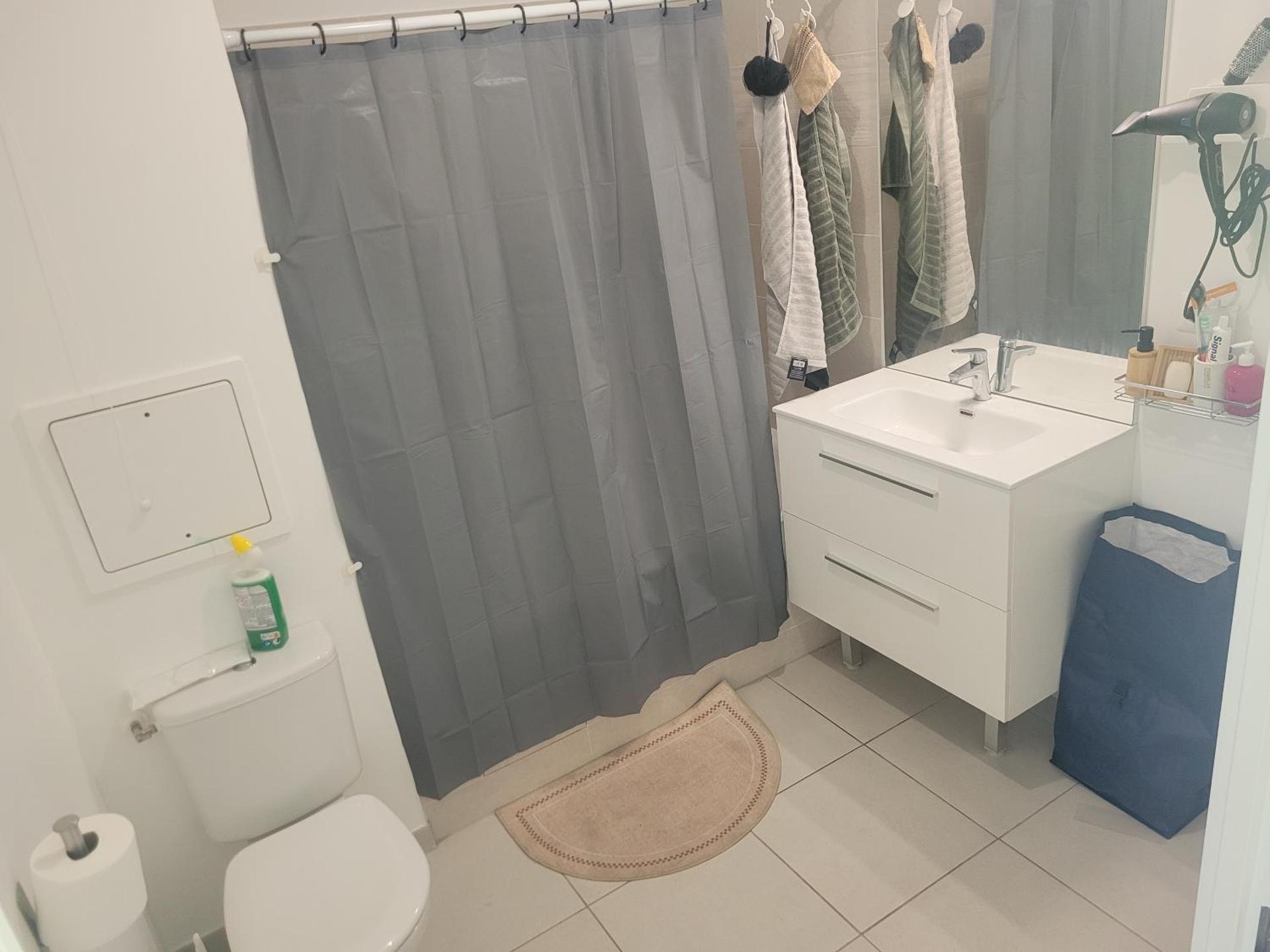 Chambre privée , dans un 4 pièces , avec SDB privative