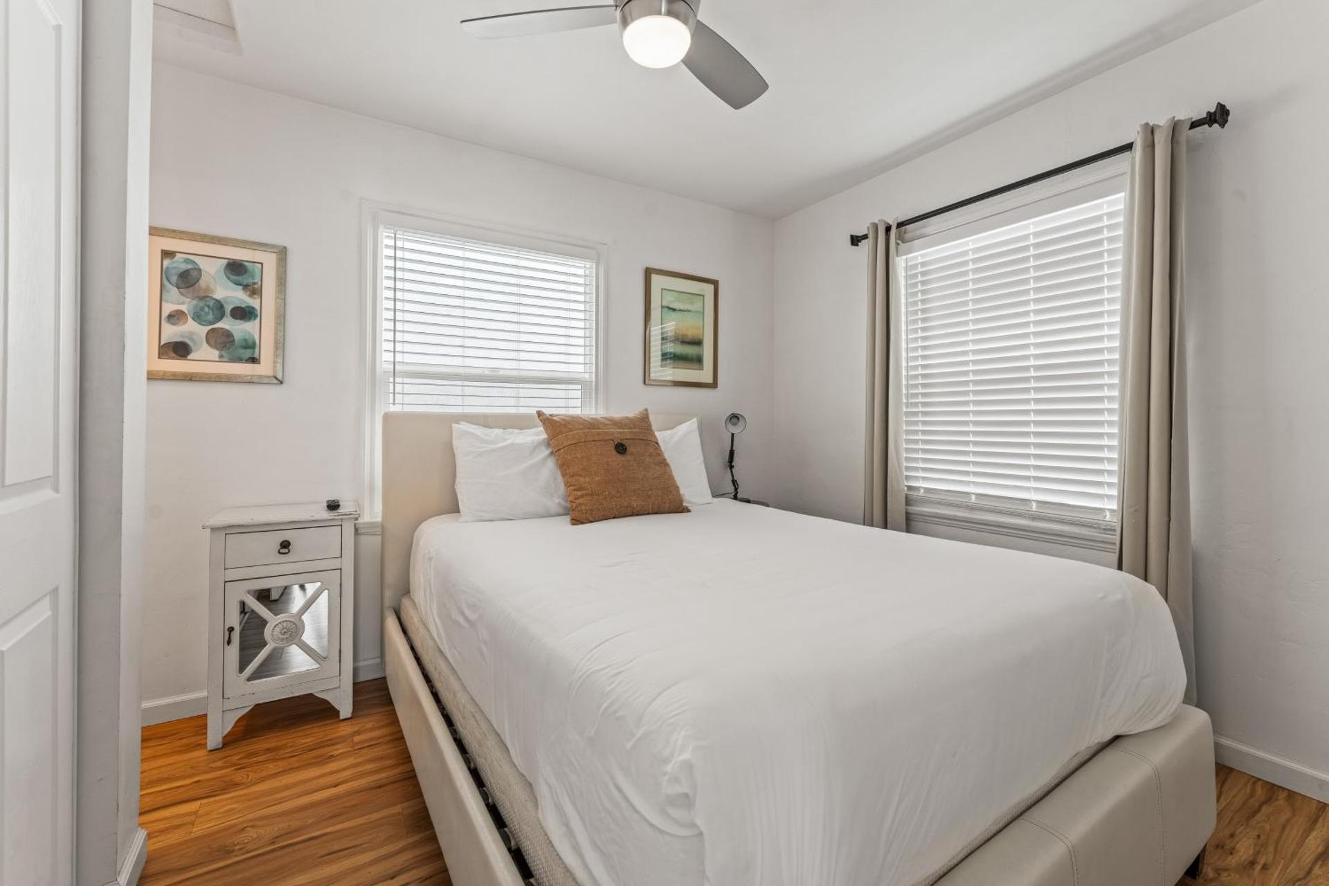 La Jolla Beach Retreat Casita Dog-friendly home, enclosed yard, firepit, fast WiFi, close to beach