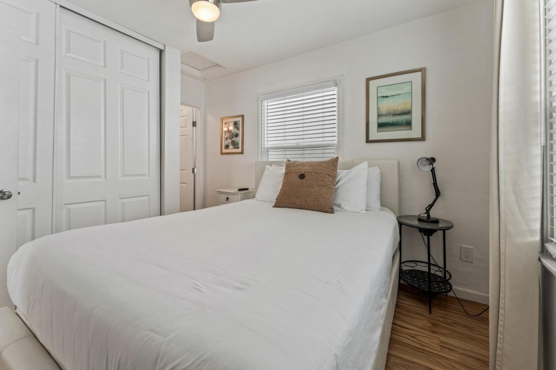 La Jolla Beach Retreat Casita Dog-friendly home, enclosed yard, firepit, fast WiFi, close to beach