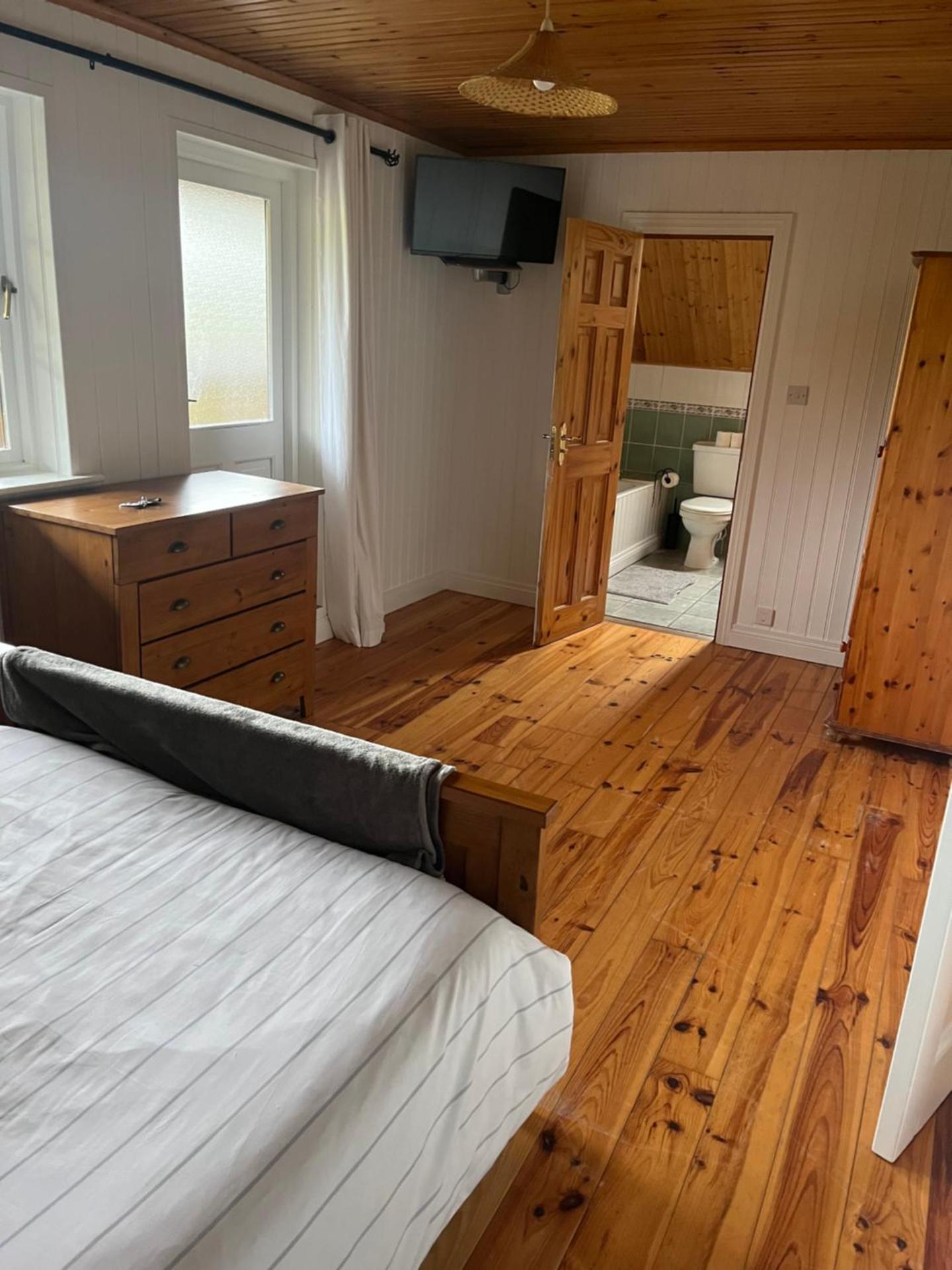 Large Newly Refurbished Lakeside Chalet With Optional Private Hot Tub