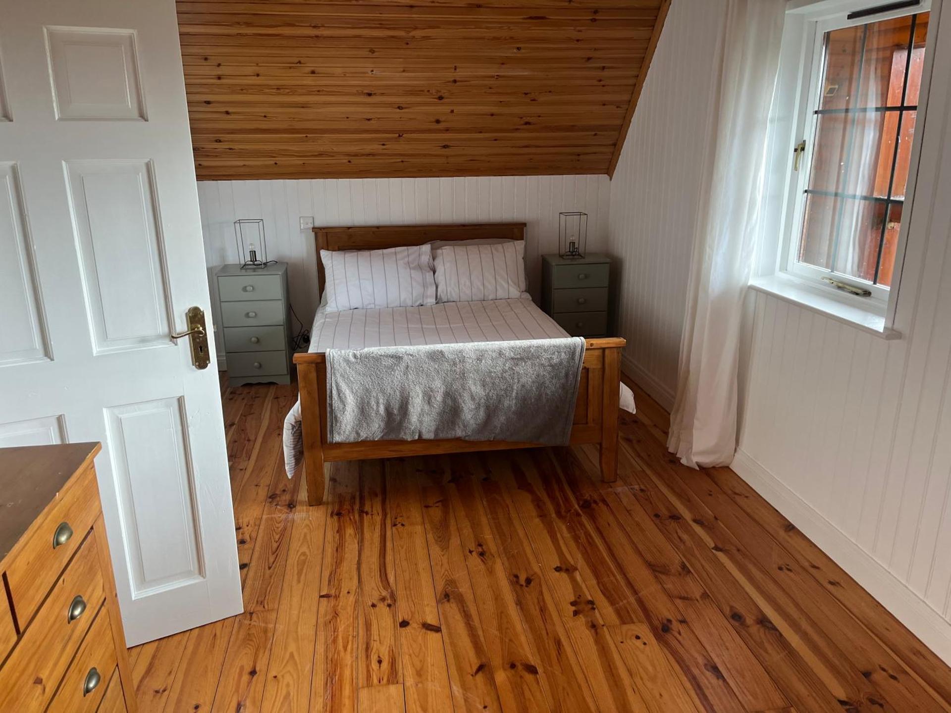 Large Newly Refurbished Lakeside Chalet With Optional Private Hot Tub