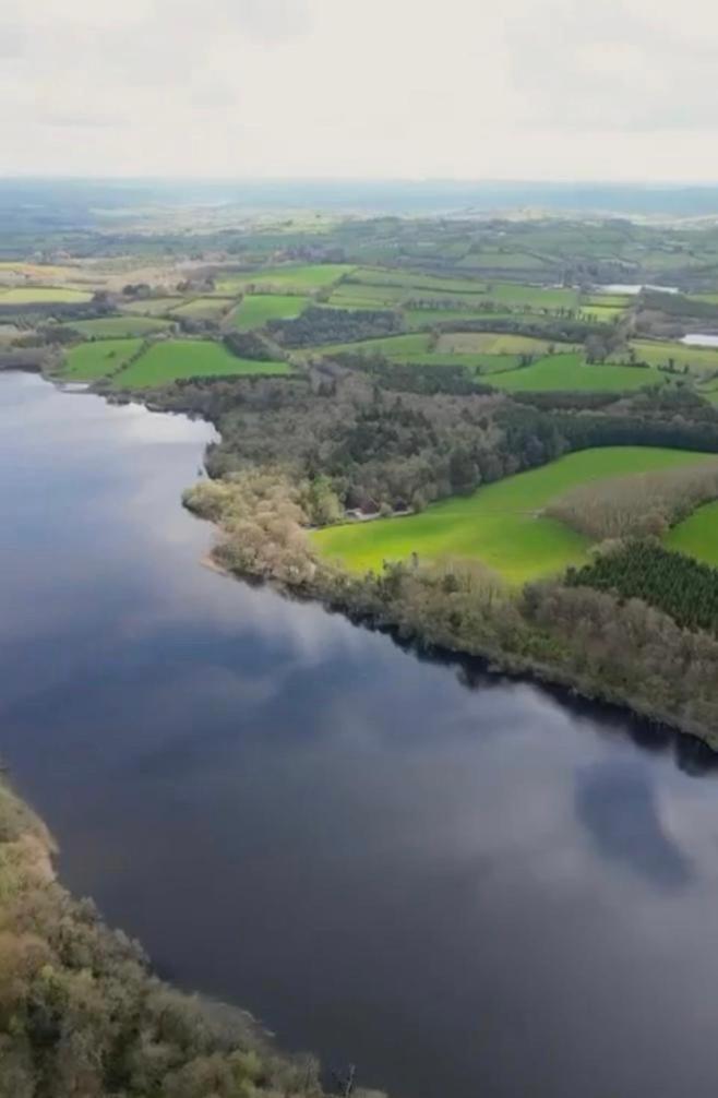 Large Newly Refurbished Lakeside Chalet With Optional Private Hot Tub