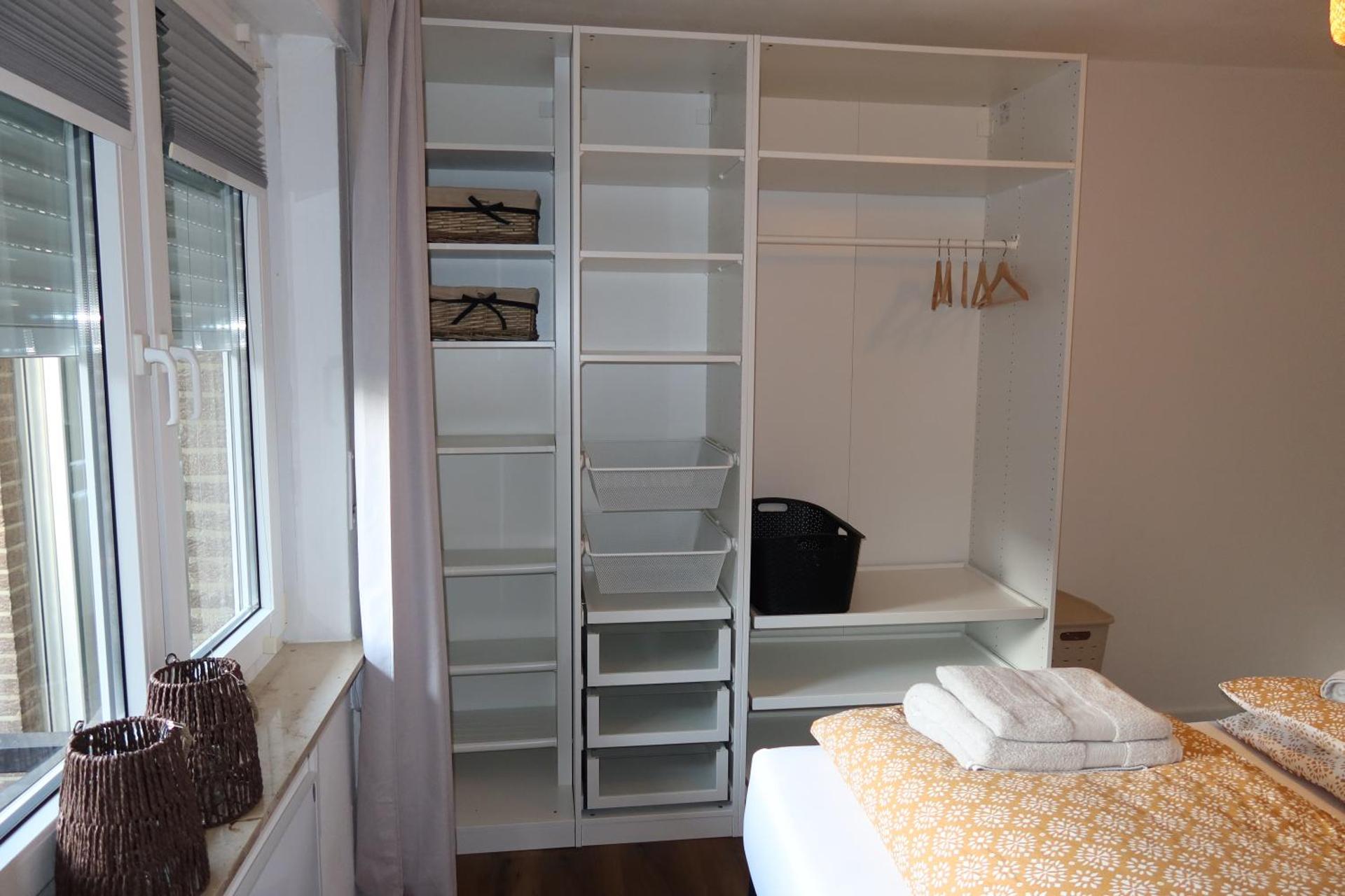 Frisch renoviertes, modernes 2Zi Apartment mit Balkon, Boxspringbett in Kliniknähe!