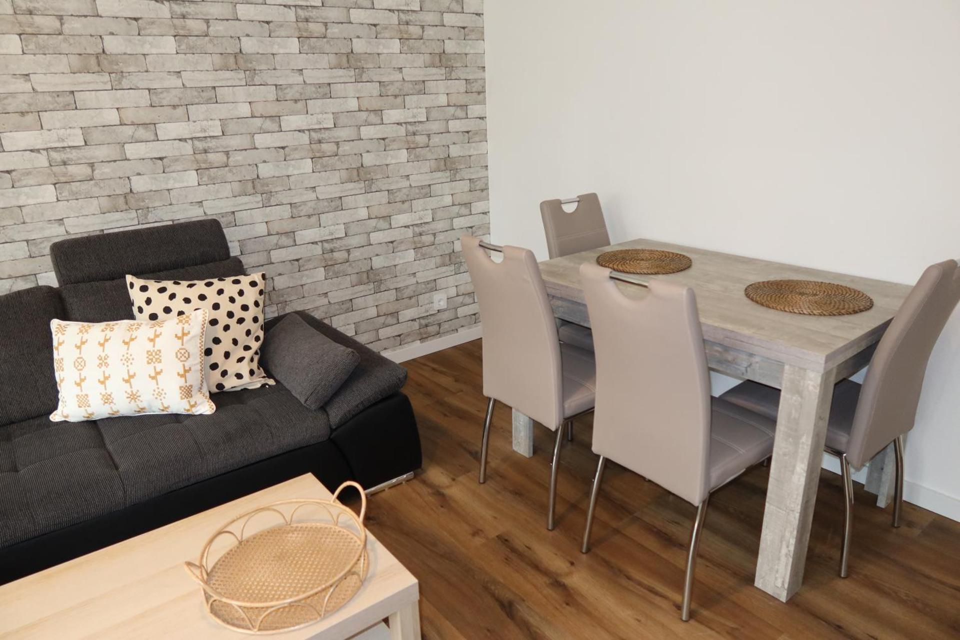 Frisch renoviertes, modernes 2Zi Apartment mit Balkon, Boxspringbett in Kliniknähe!