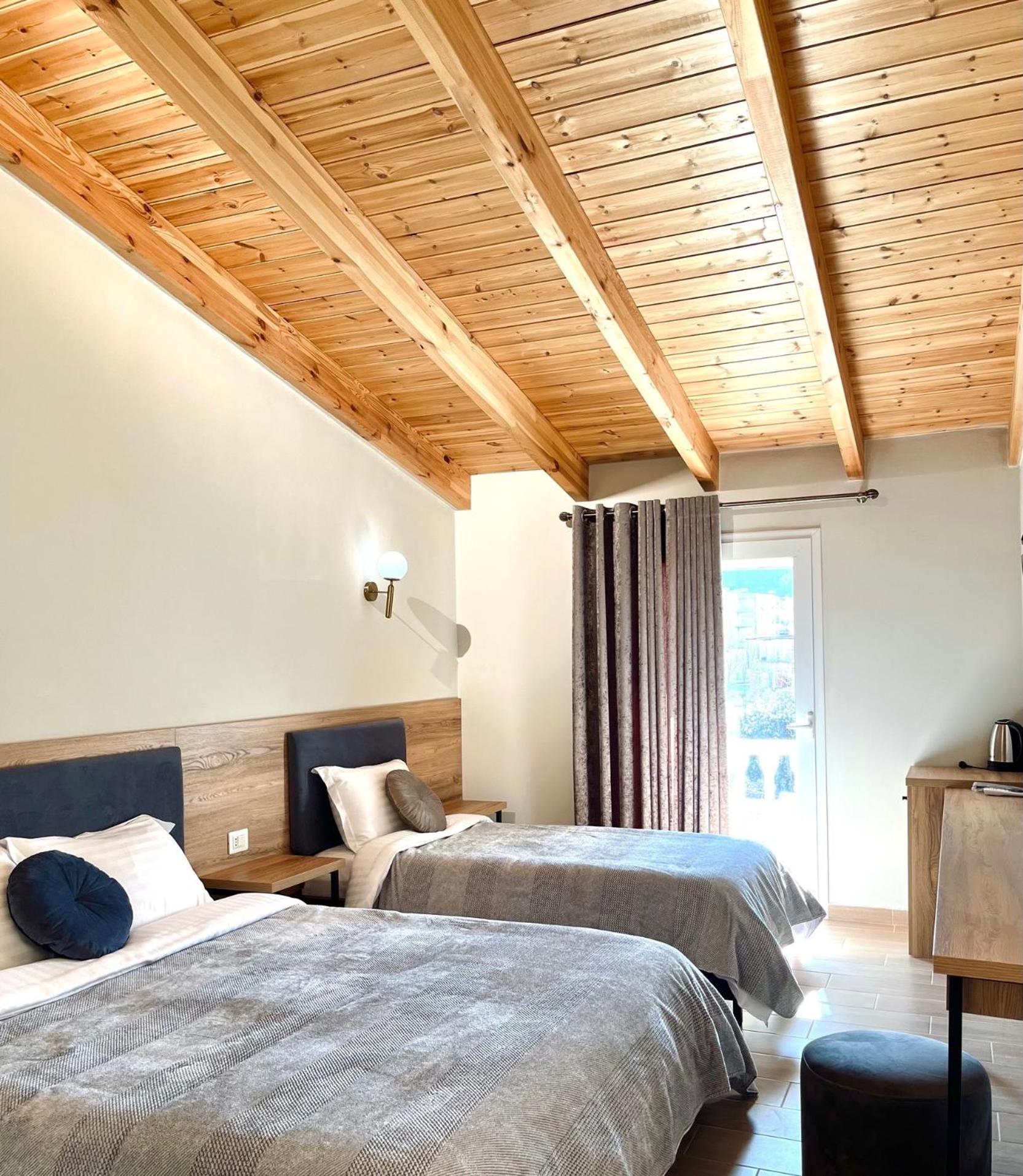 Kolmen hengen huone vuoristonäkymin