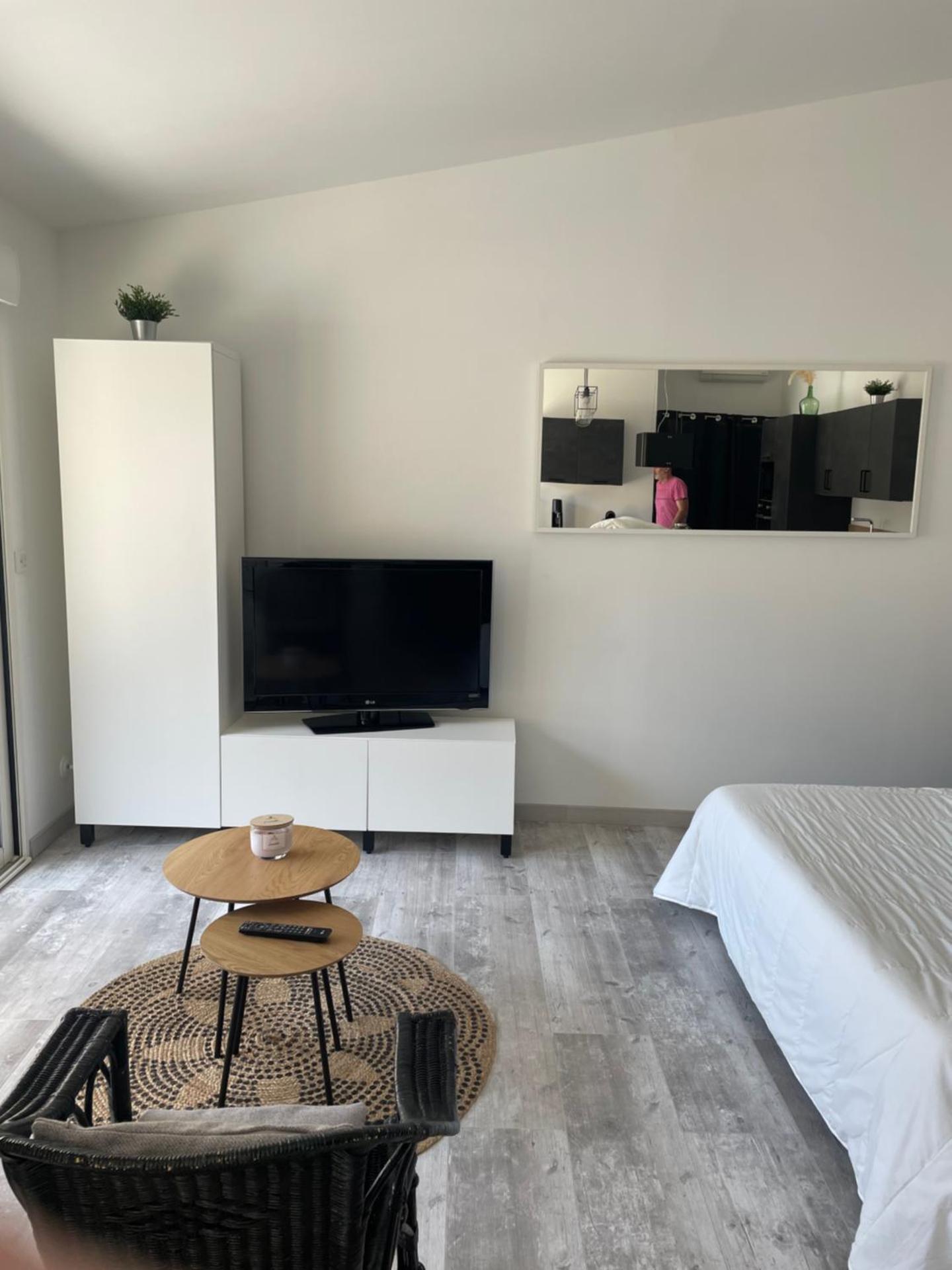 Studio moderne proche centre village