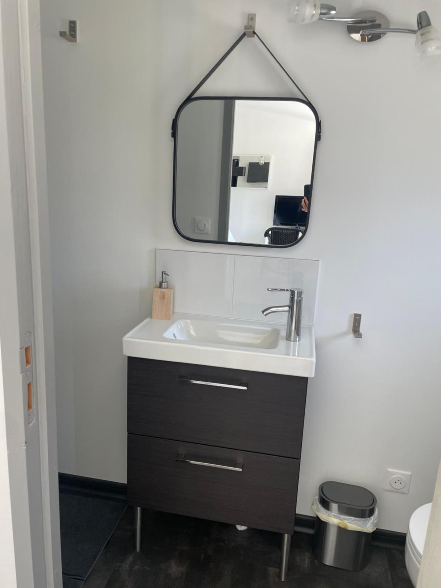 Studio moderne proche centre village