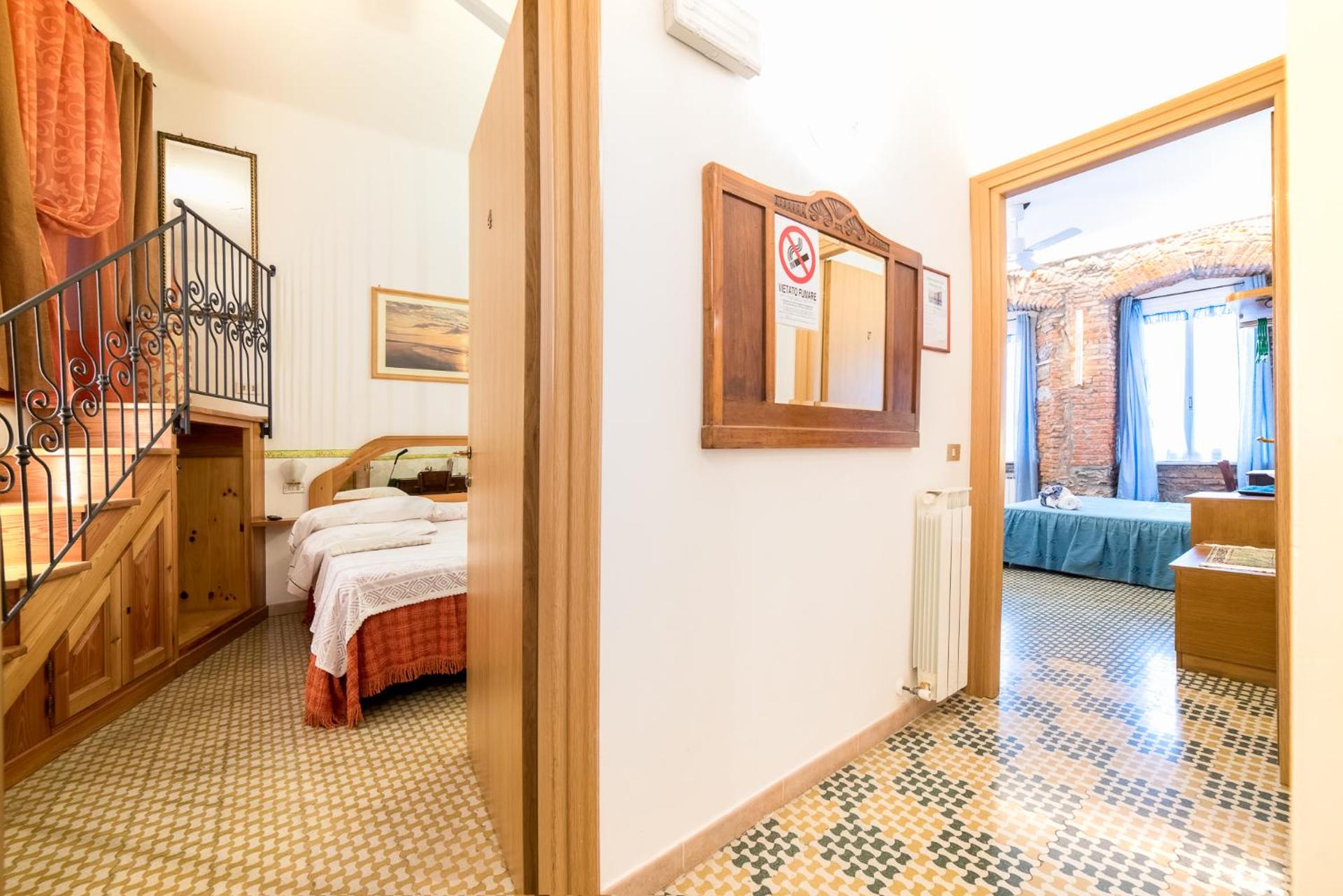The Vernazza Main Plaza - Rooms & Apartment