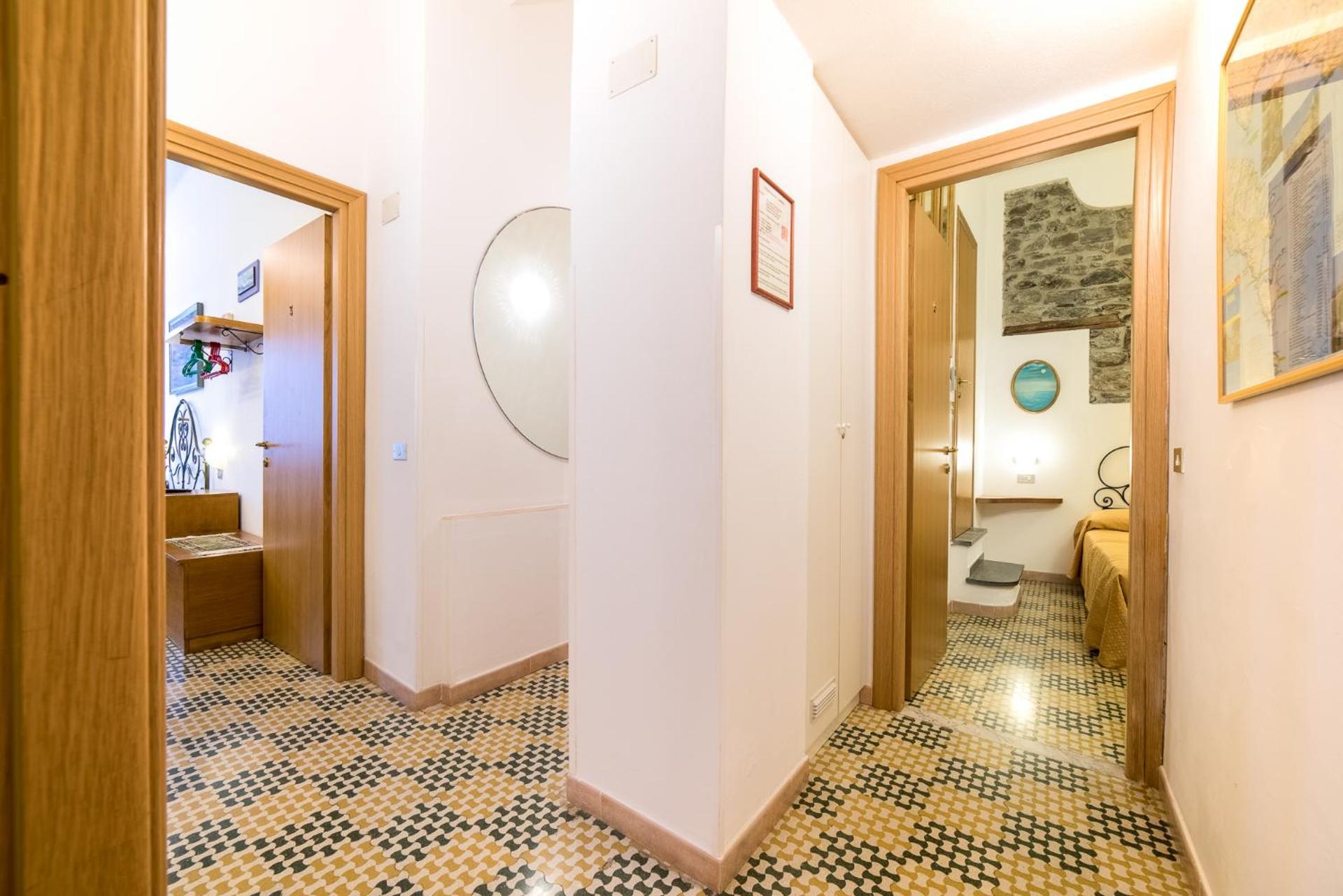 The Vernazza Main Plaza - Rooms & Apartment
