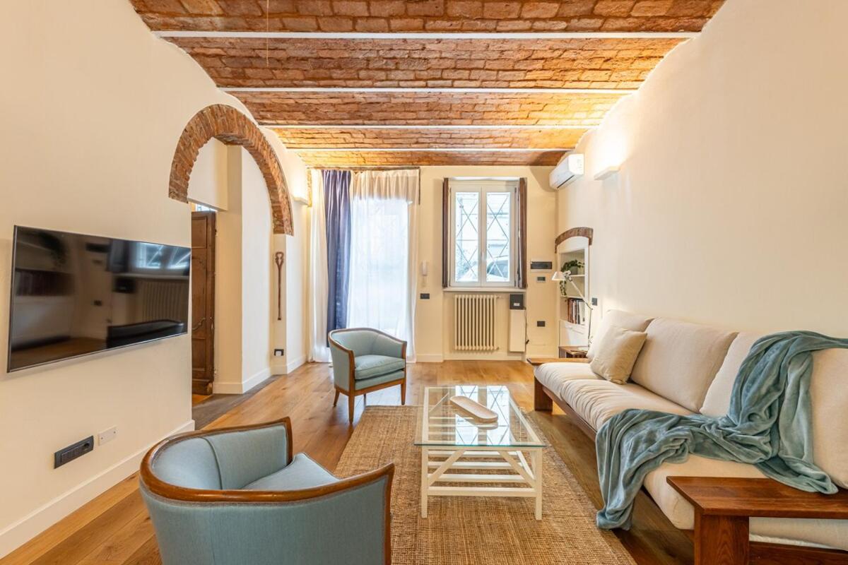 Navigli typical Milan home with private courtyard