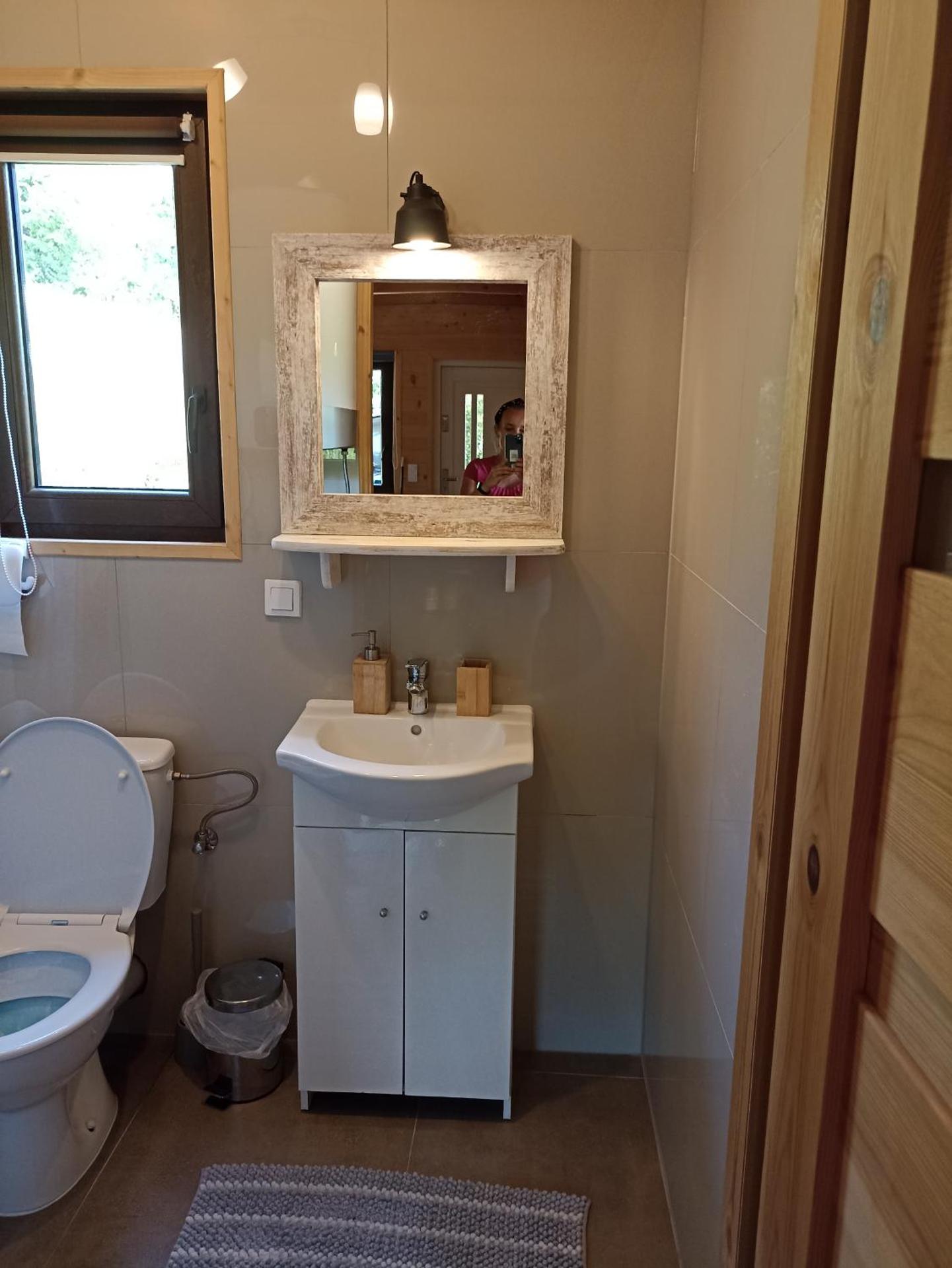 Domki i apartamenty nad jeziorem solińskim z basenem I widokiem na góry