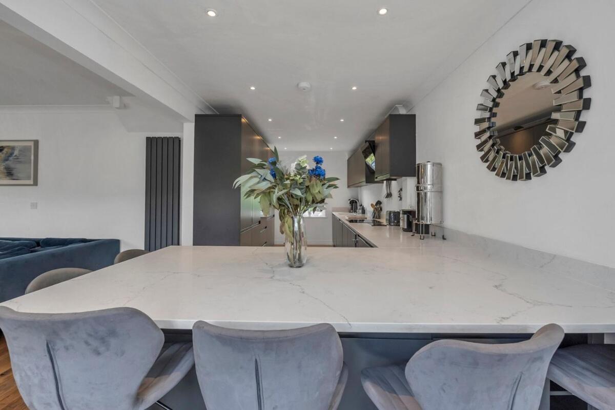 Spacious 5 Bedroom Detached Property with parking