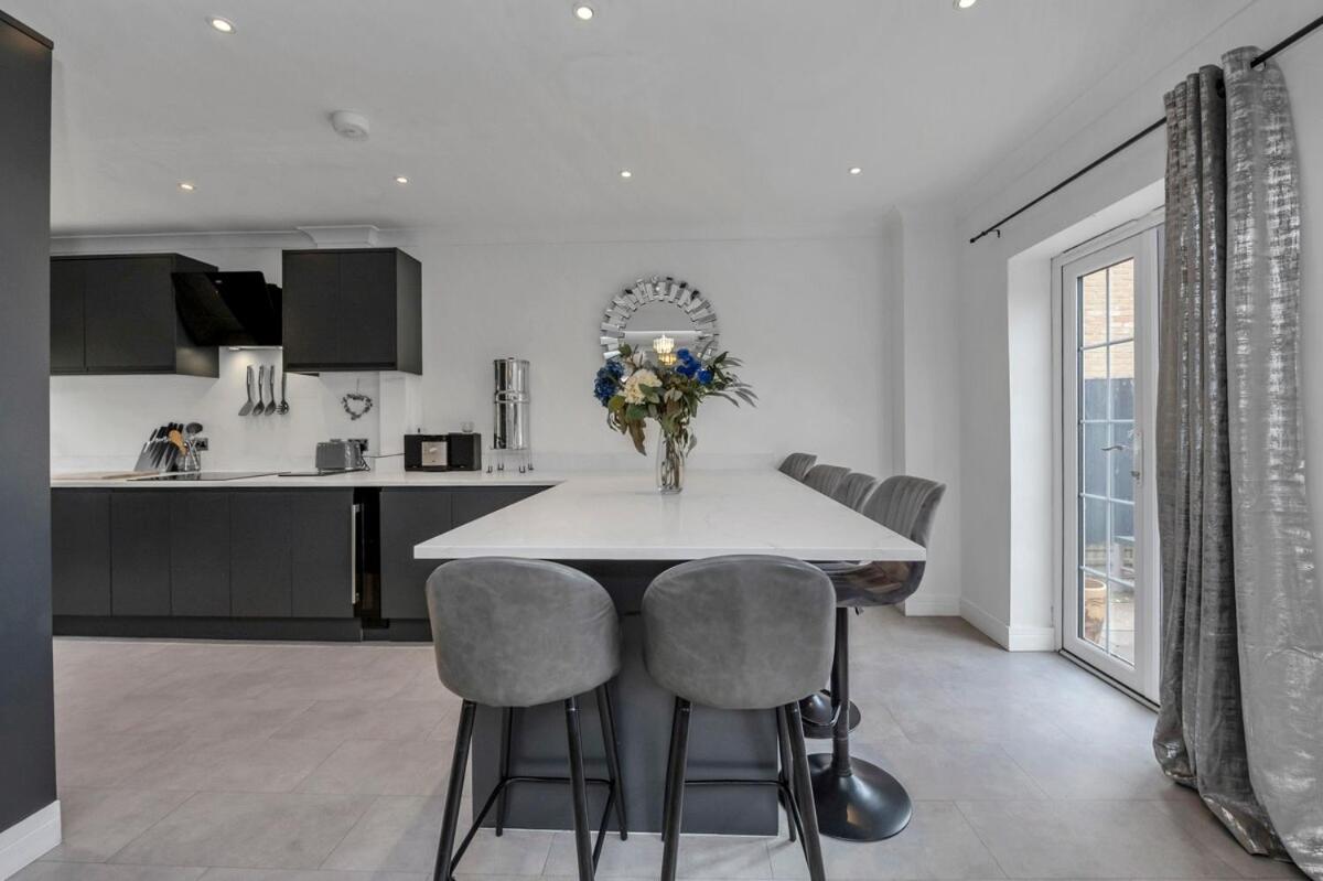 Spacious 5 Bedroom Detached Property with parking