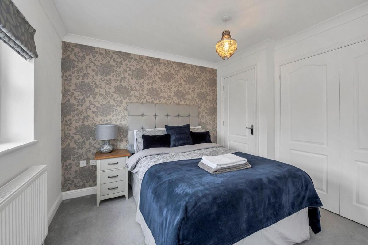 Spacious 5 Bedroom Detached Property with parking