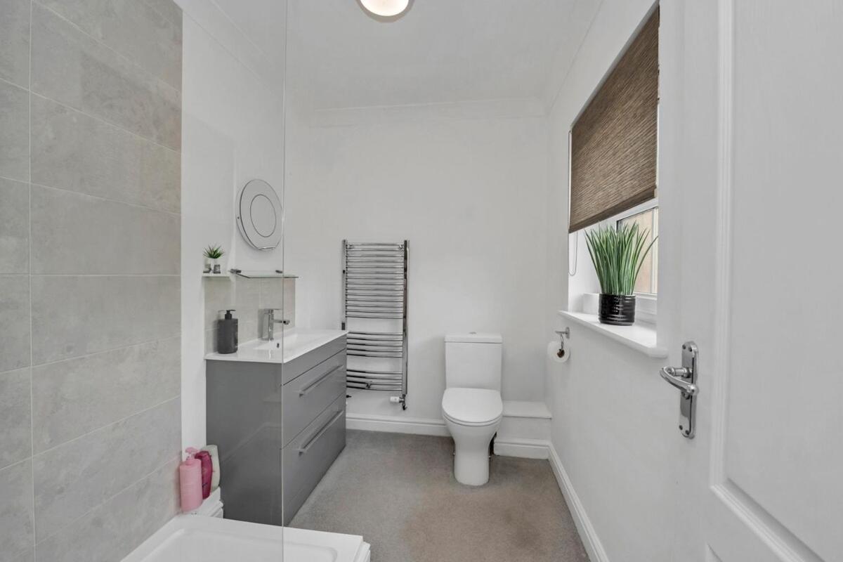 Spacious 5 Bedroom Detached Property with parking