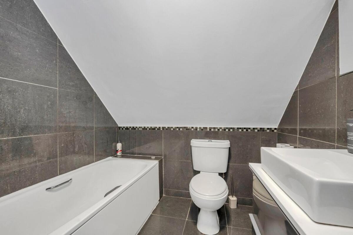 Spacious 5 Bedroom Detached Property with parking