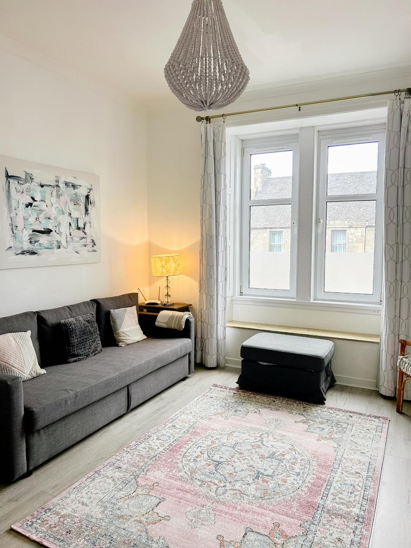 Chic flat close to Edinburgh, Airport, & Zoo