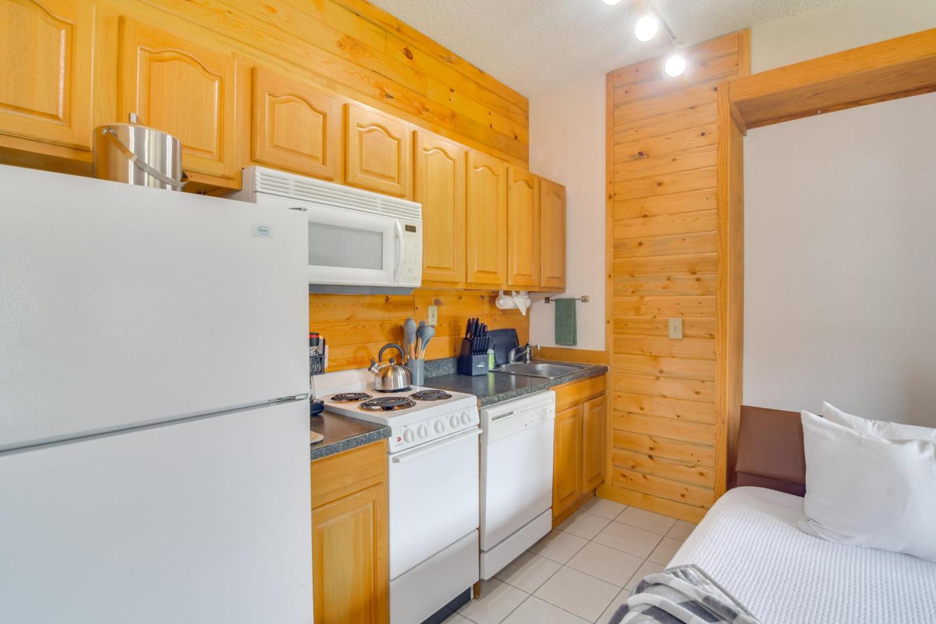 2 Mi to Granby Ranch Mtn Condo with Hot Tub!