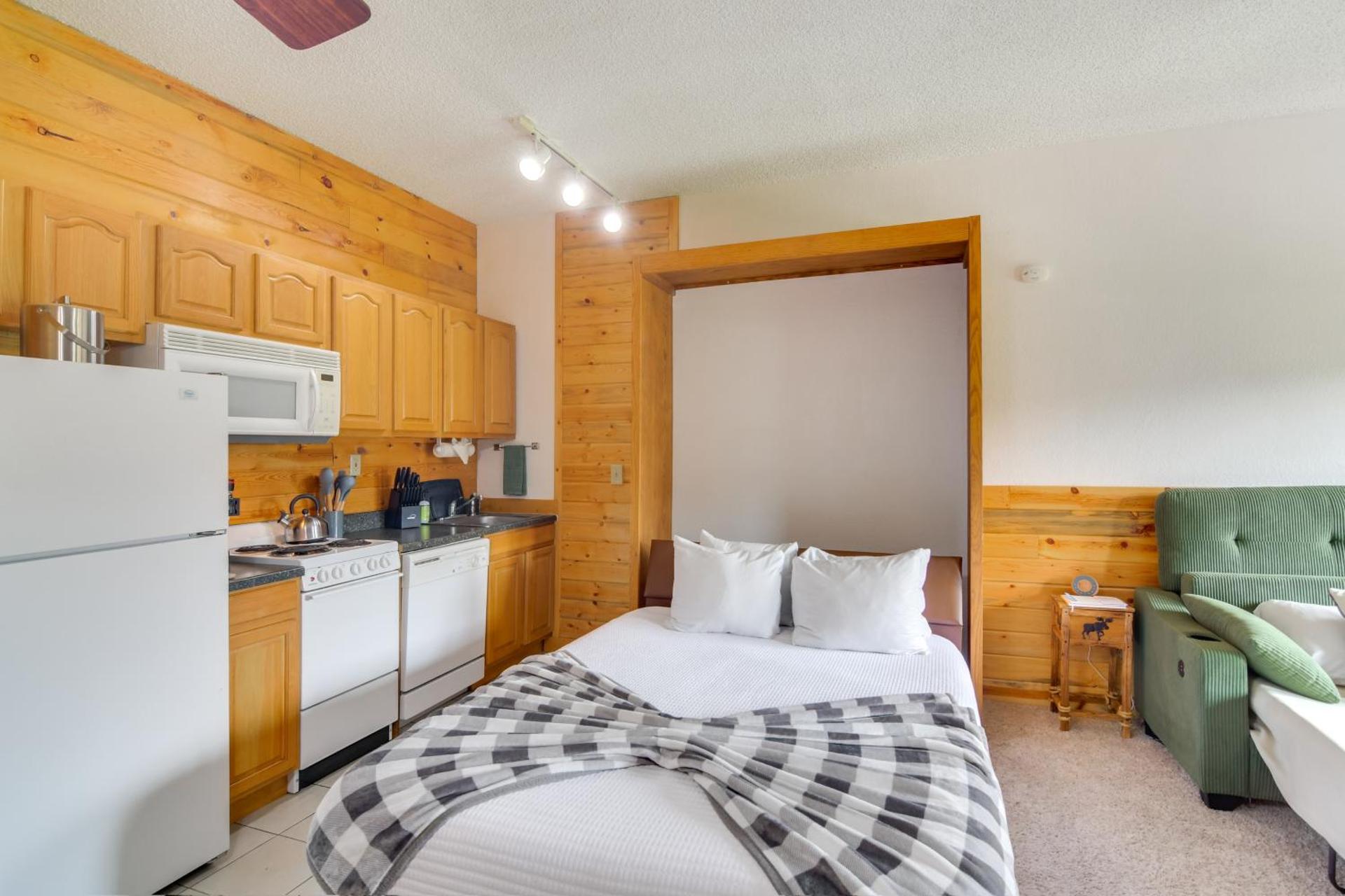 2 Mi to Granby Ranch Mtn Condo with Hot Tub!