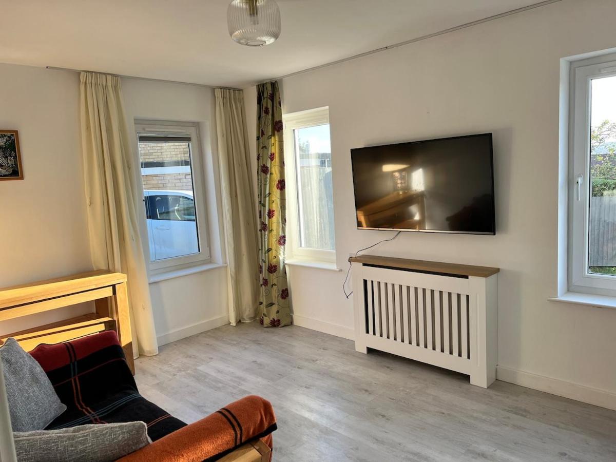 Self-contained ground level cottage with hill view