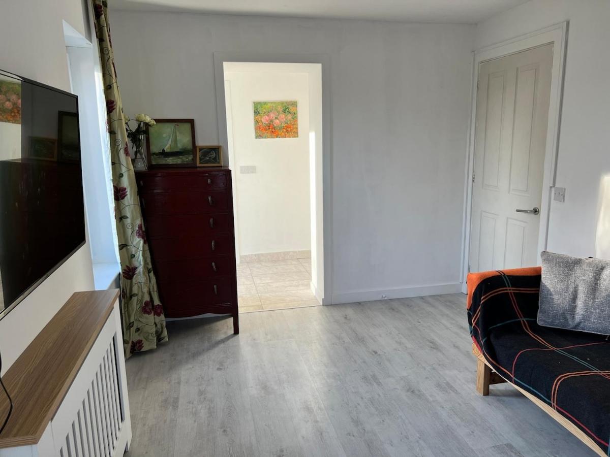 Self-contained ground level cottage with hill view