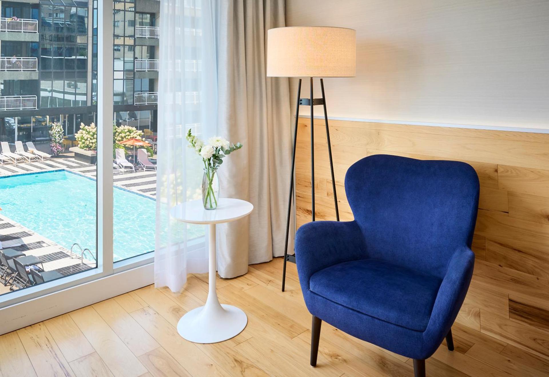 1 King Bed - Non Smoking