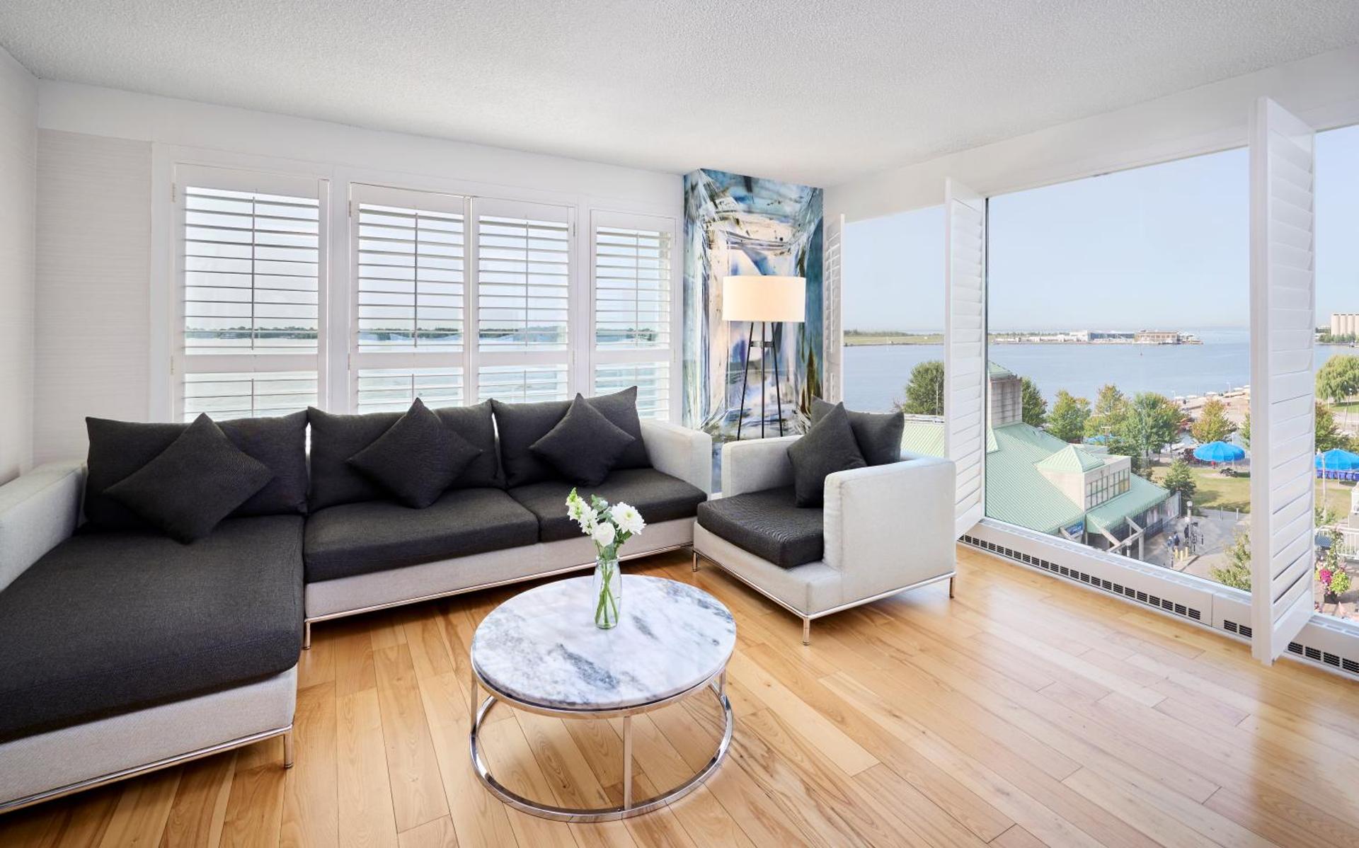 King Suite - Non-Smoking