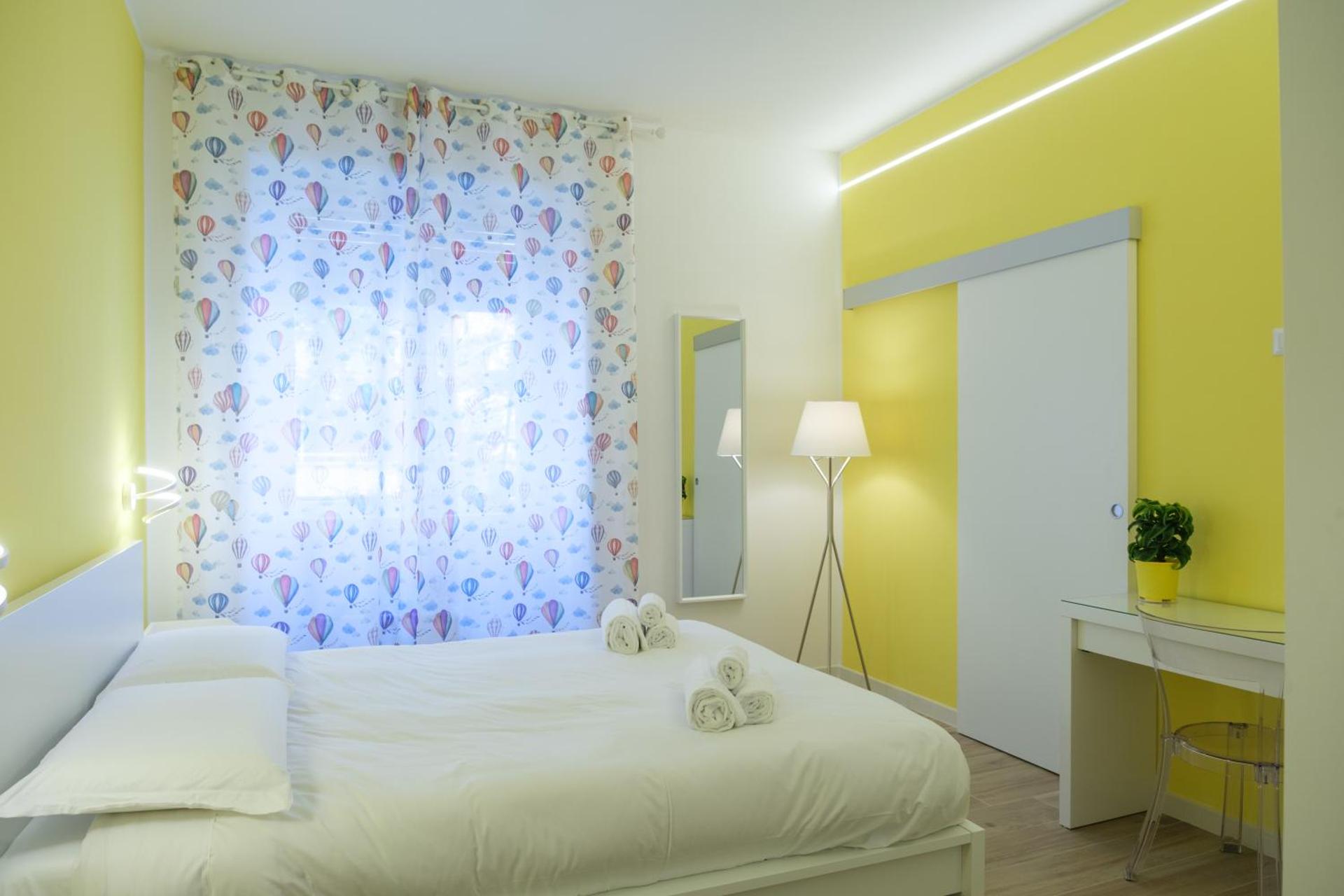 RainbHome Colourful Roman Suites