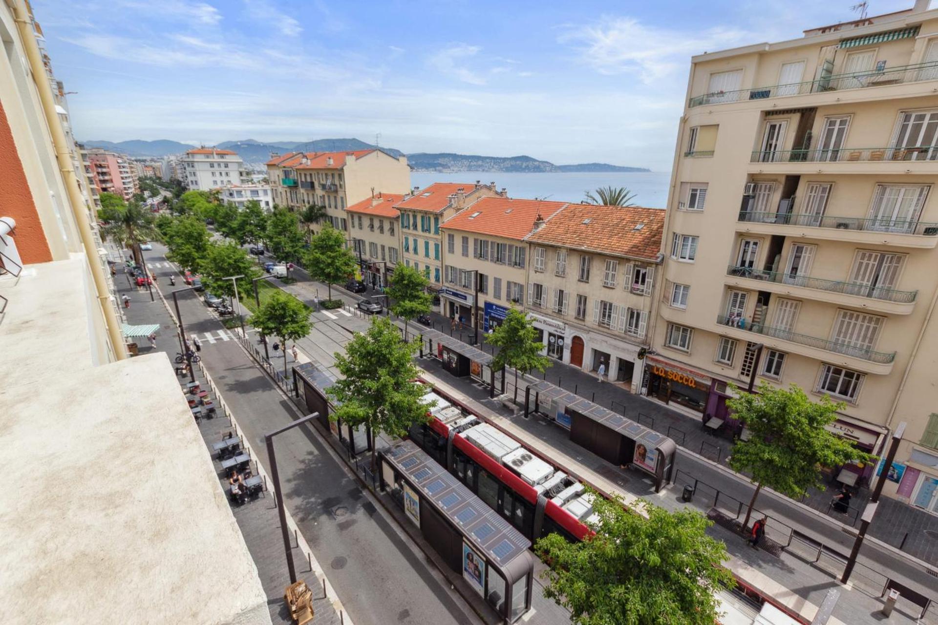 L'Azur - Seaview - AC - Tram - WIFI - Airport