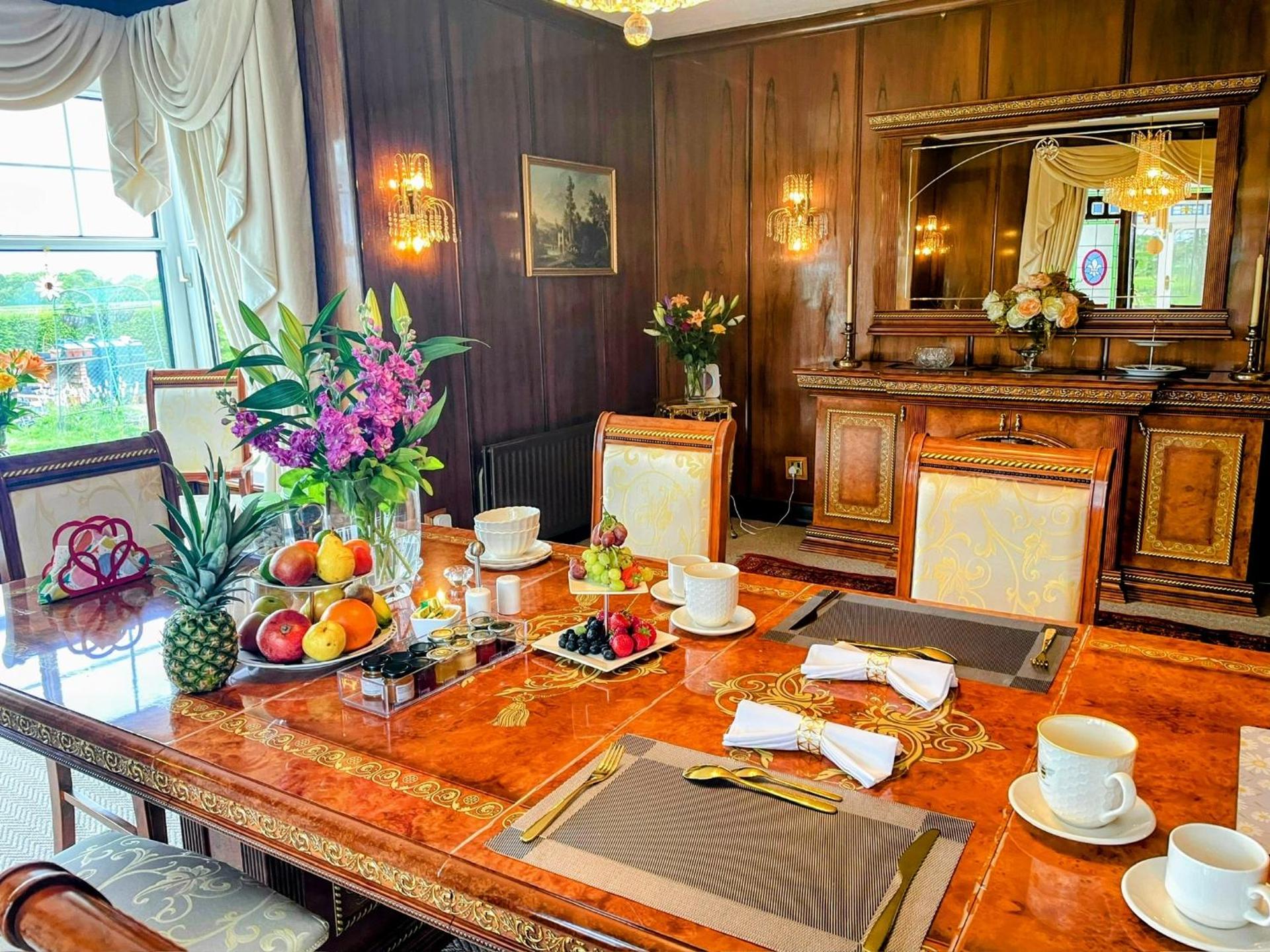 FINN VILLAGE Loch Lomond Villa - THE BLACK ROOM with Private Jacuzzi-Style Bath