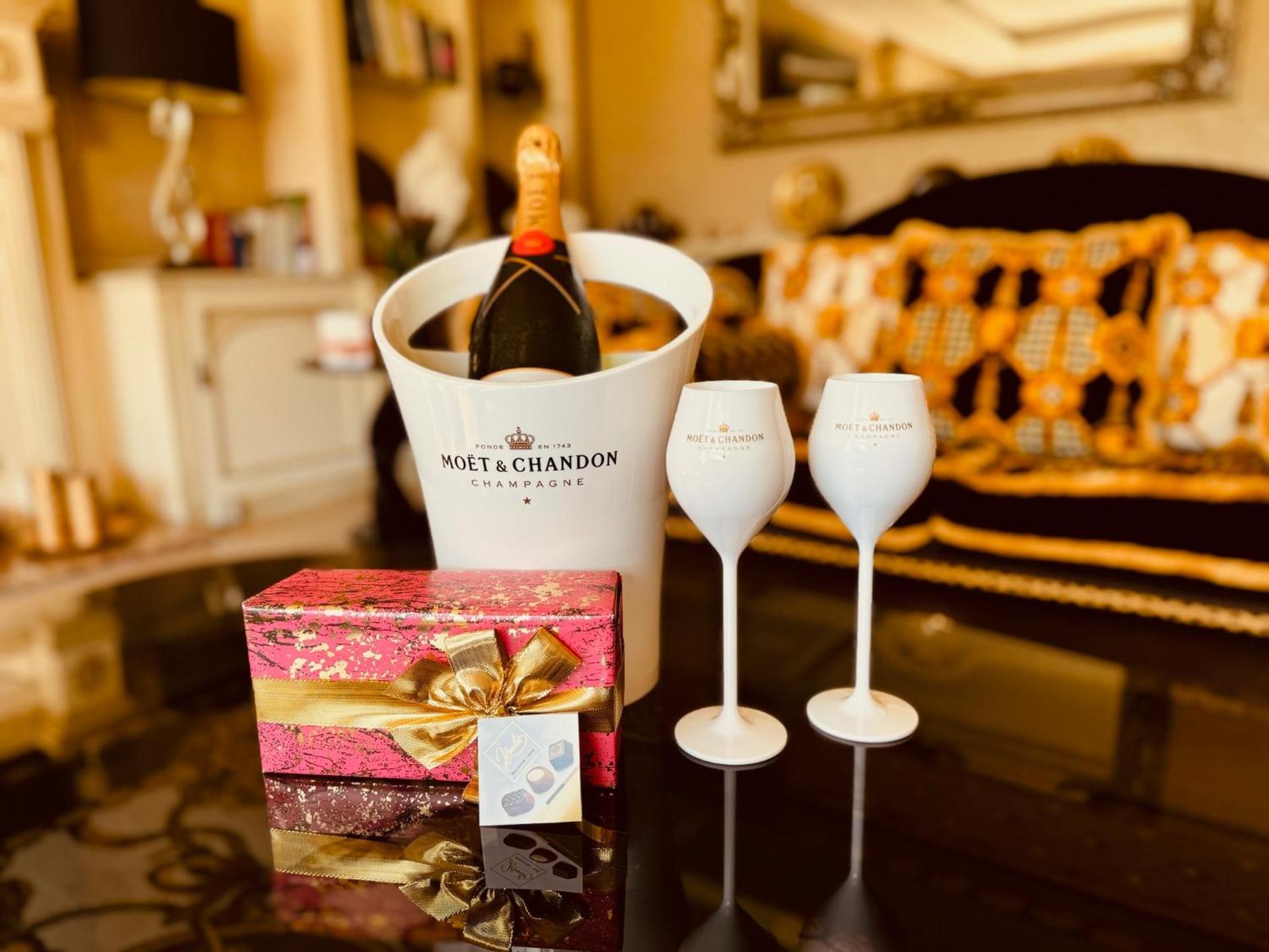 FINN VILLAGE Loch Lomond Villa - THE BLACK ROOM with Private Jacuzzi-Style Bath