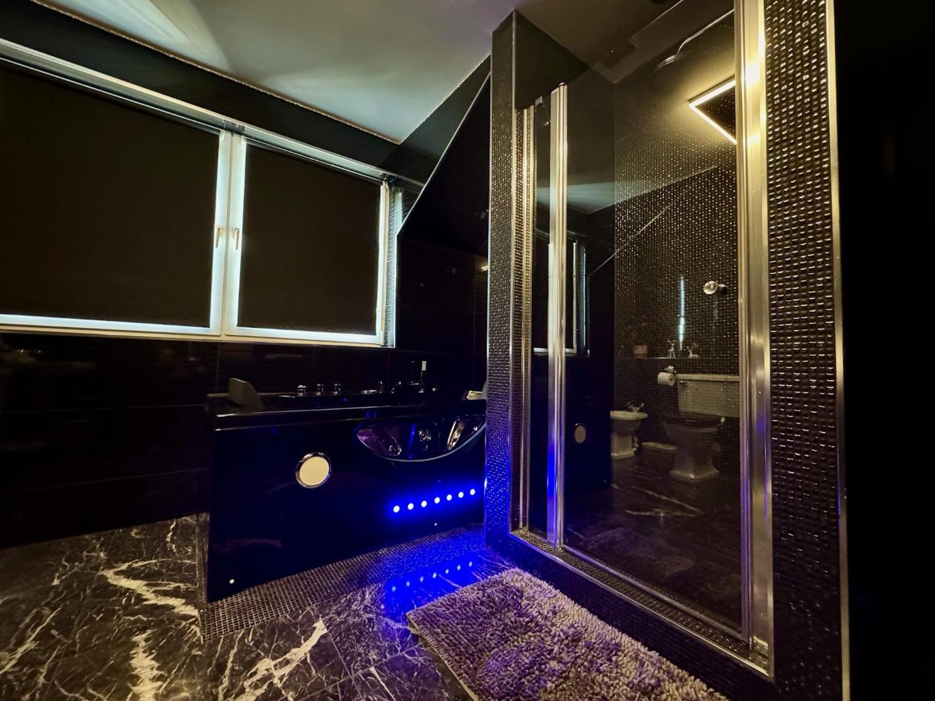 FINN VILLAGE Loch Lomond Villa - THE BLACK ROOM with Private Jacuzzi-Style Bath