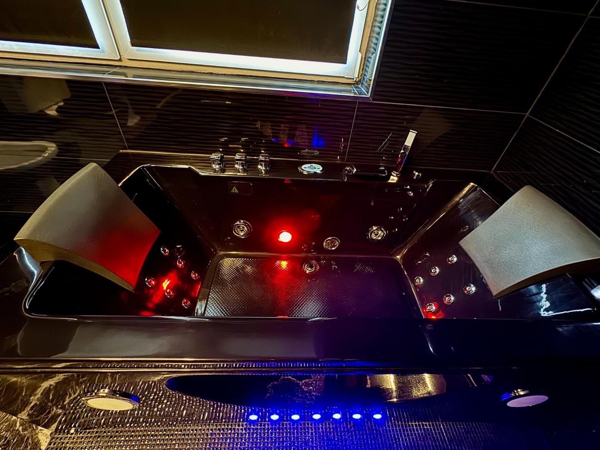 FINN VILLAGE Loch Lomond Villa - THE BLACK ROOM with Private Jacuzzi-Style Bath