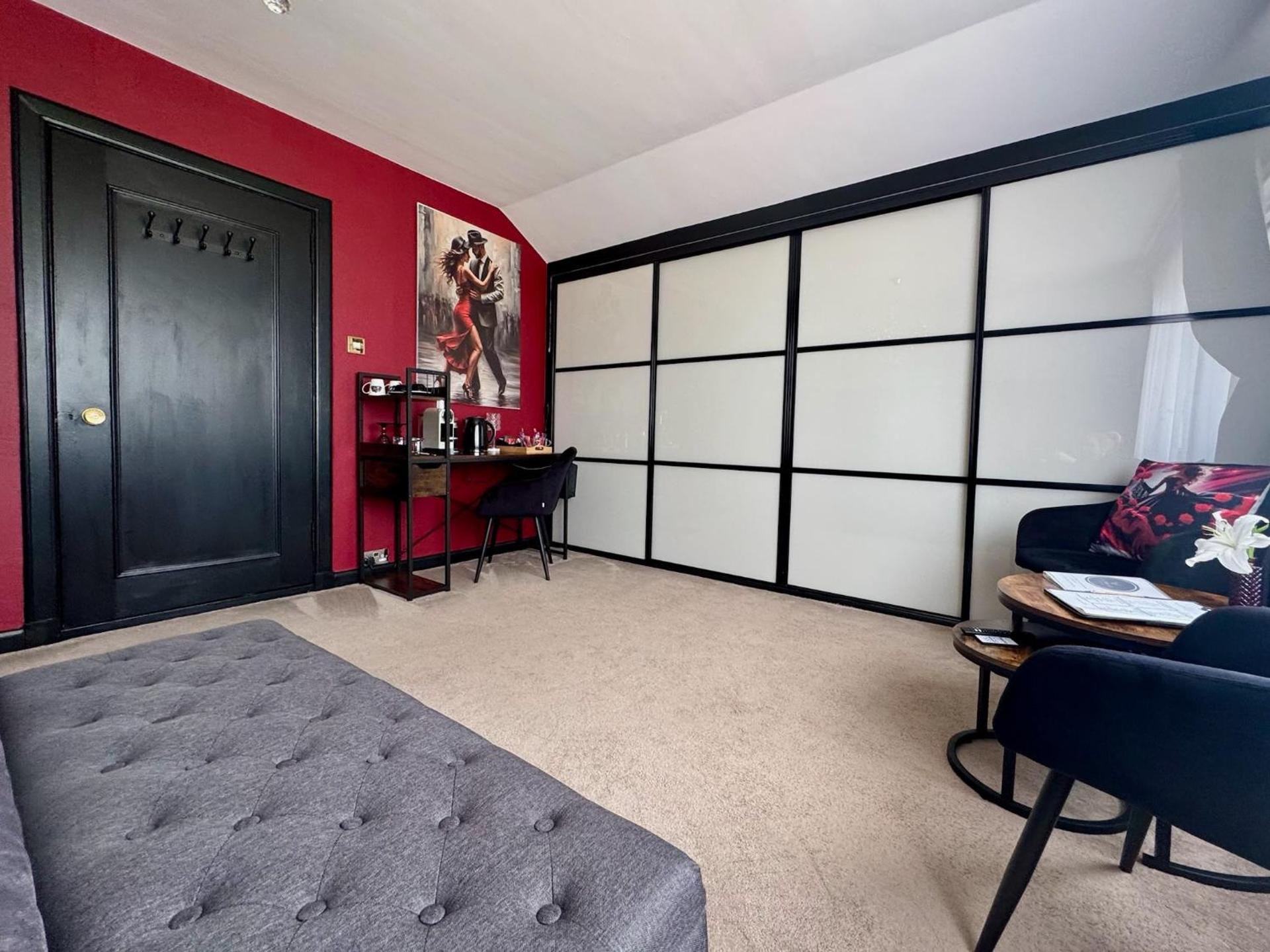 FINN VILLAGE Loch Lomond Villa - THE BLACK ROOM with Private Jacuzzi-Style Bath