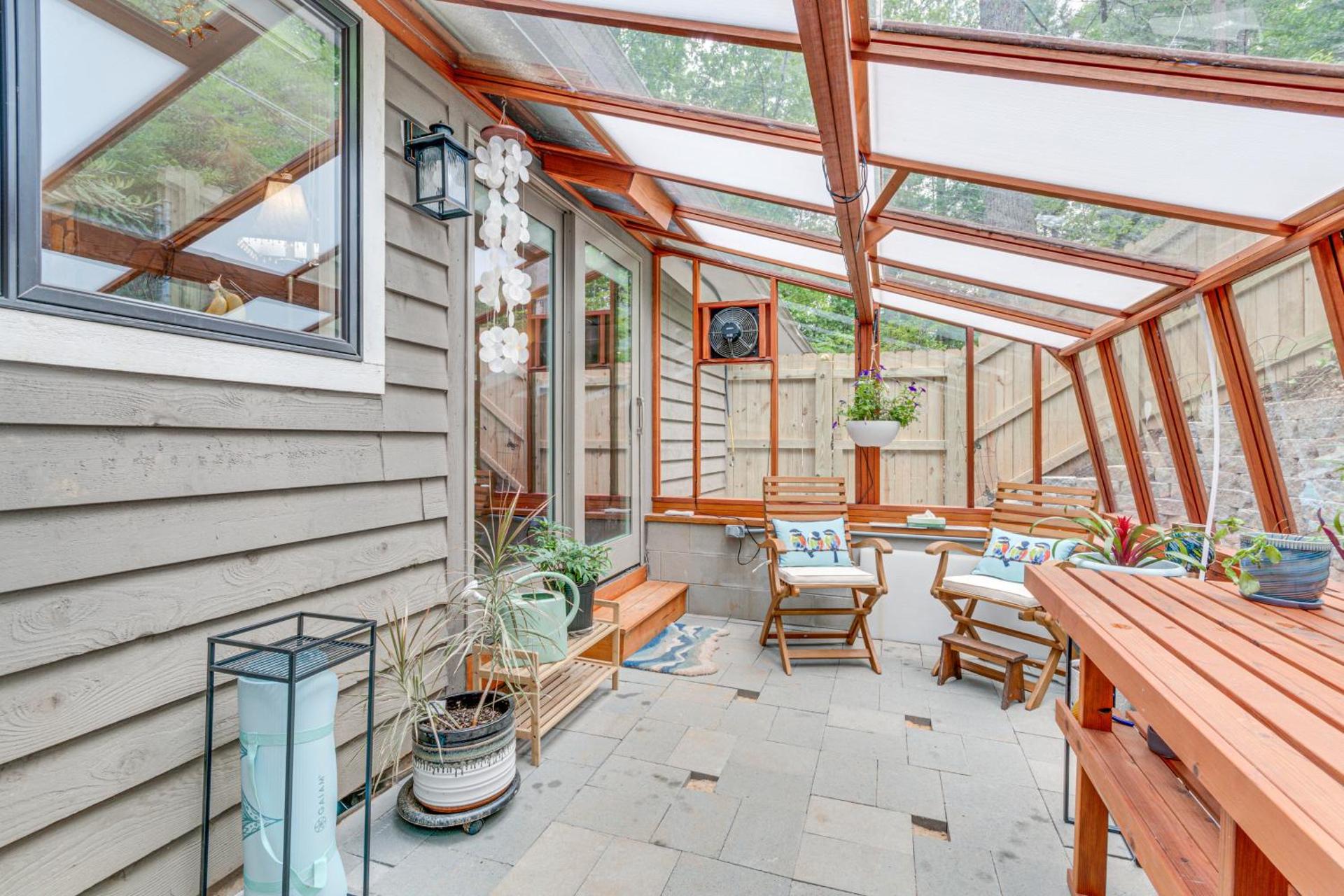 Cozy Hideaway with Grill, 17 Mi to Asheville