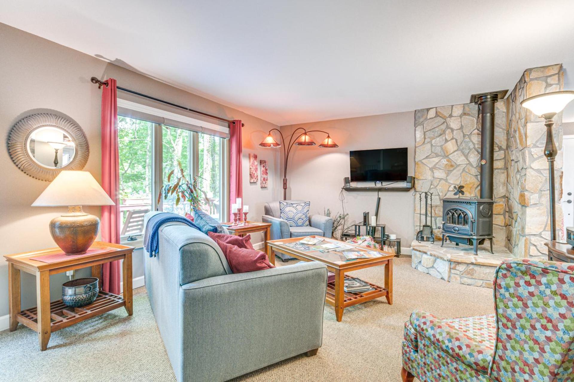 Cozy Hideaway with Grill, 17 Mi to Asheville