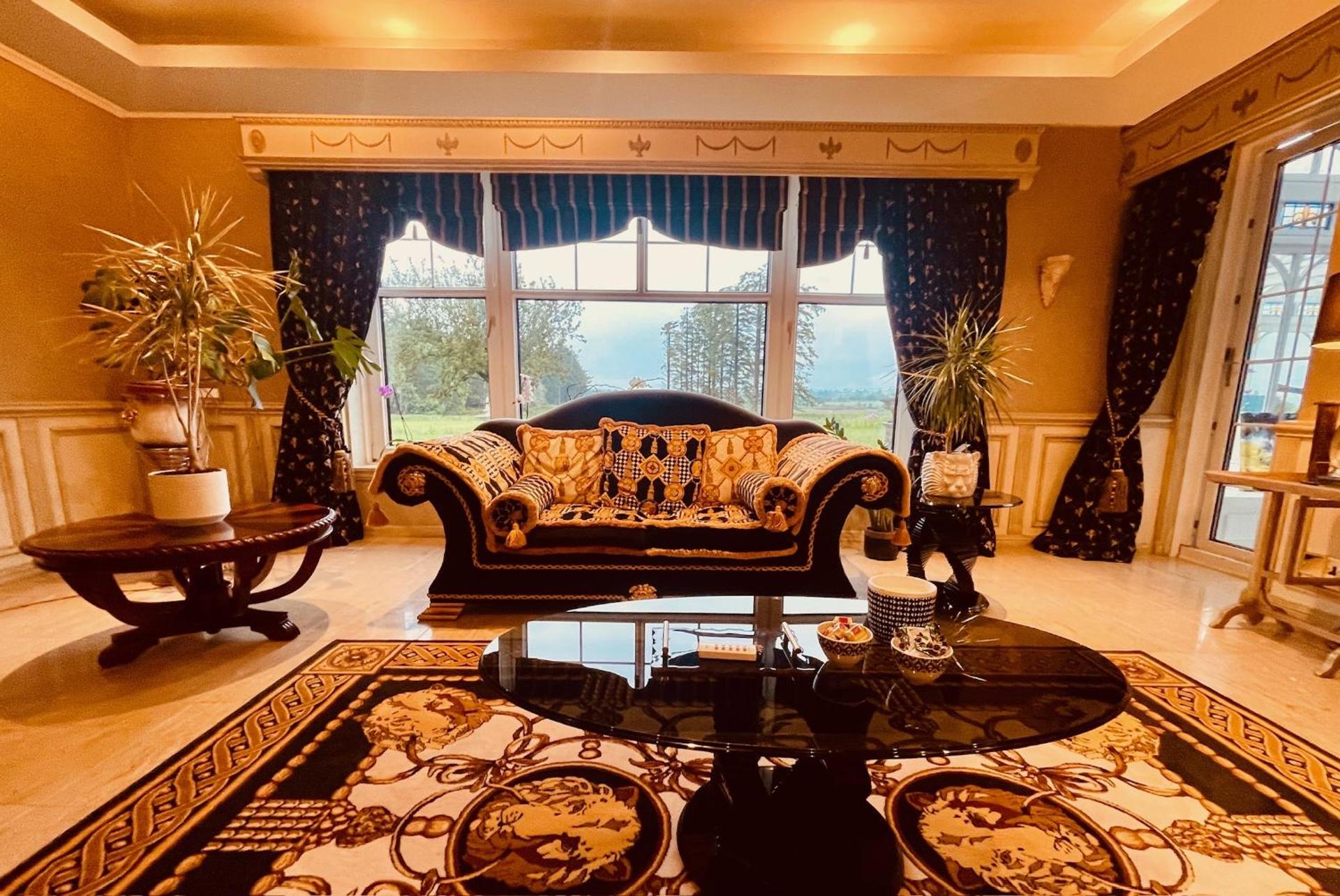 FINN VILLAGE Loch Lomond Villa - THE BLACK ROOM with Private Jacuzzi-Style Bath